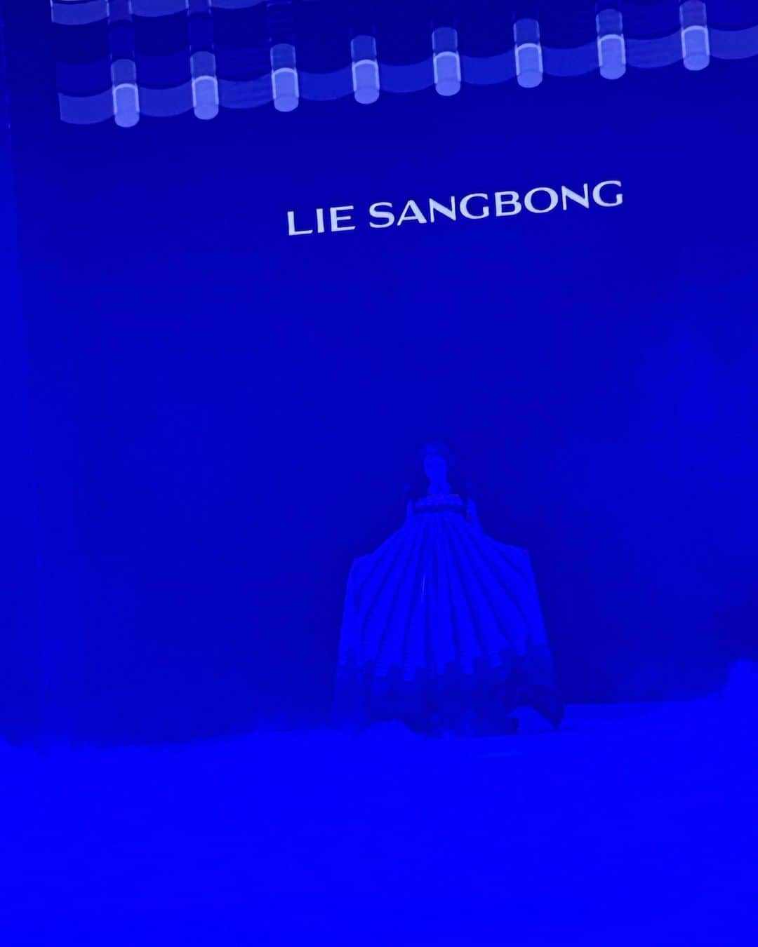 チョ・テグァンさんのインスタグラム写真 - (チョ・テグァンInstagram)「이 카드 에서 이미 끝났어. 🫨  #liesangbong 🥁 rocks.  #art week」9月9日 16時33分 - jasperrrrr
