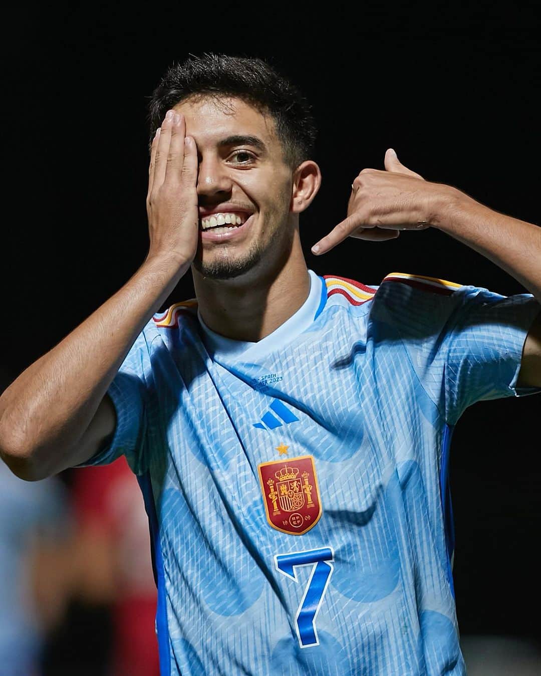 ビジャレアルCFのインスタグラム：「🫣 @iliasakhomach 🤙  ℹ️ El groguet anotó el cuarto tanto en la victoria de la @sefutbol sub-21 ante Malta (0-6)」