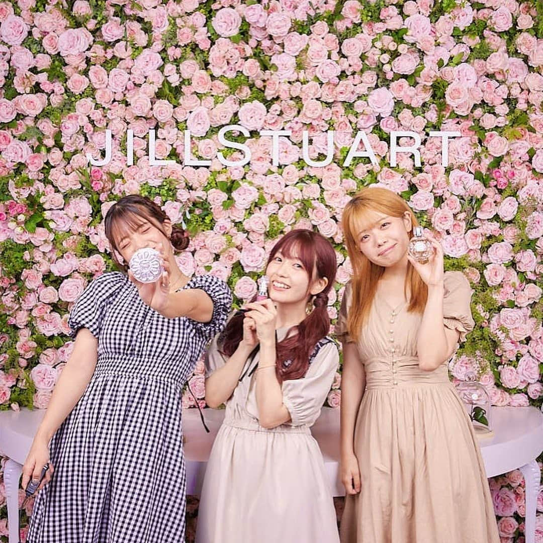 どみちゃんのインスタグラム：「🎀🧴🪿  JILLSTUARTさんのPOPUPに 行ってきた( ՞. ̫.՞)🤍  キラキラで可愛かった〜 あとお姉さん方みんな可愛かった〜…  #jillstuart」