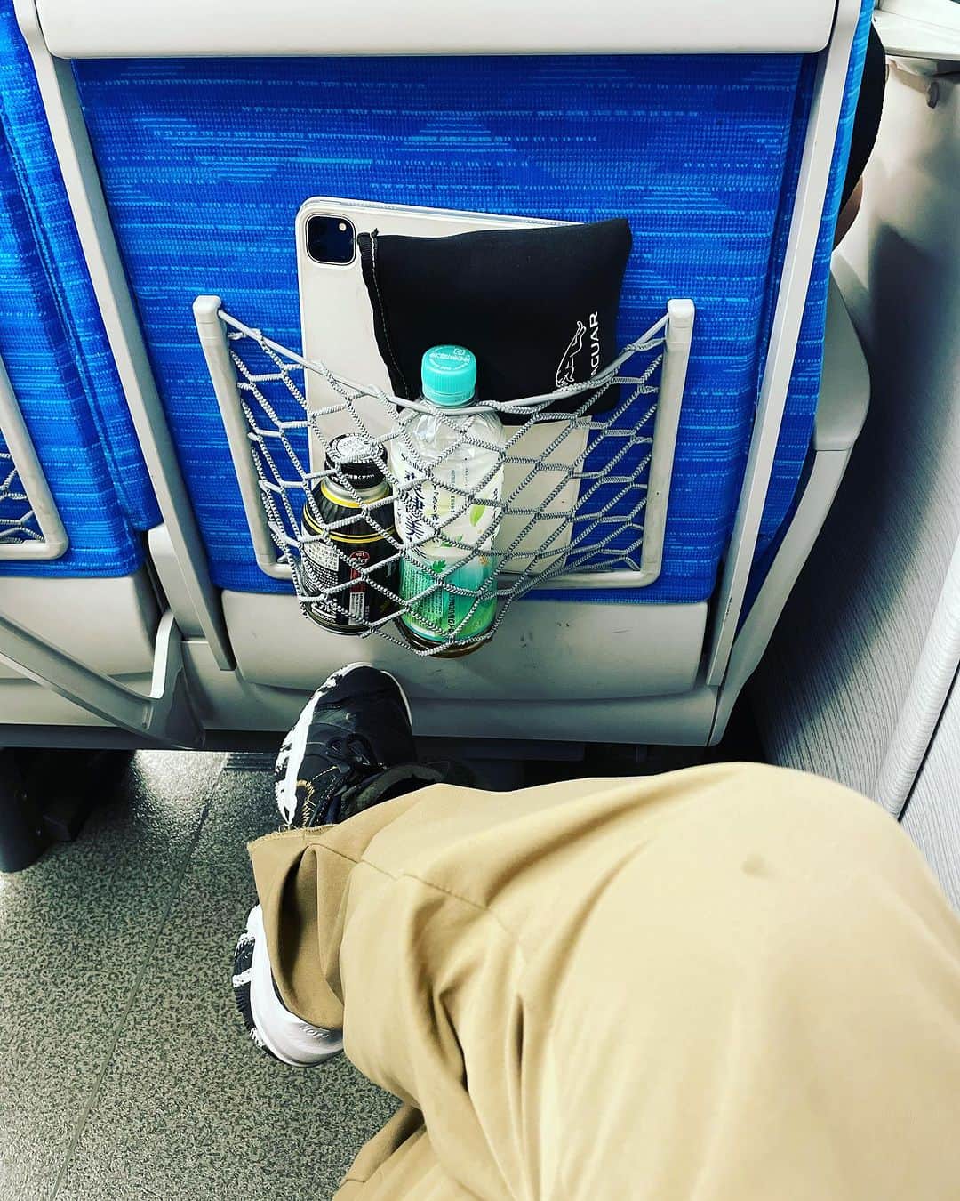 三吉ツカサのインスタグラム：「のぞみに乗って大阪に行くよ #通勤快速 #安定の特大荷物席 #今日はインバウンド客少なめ」