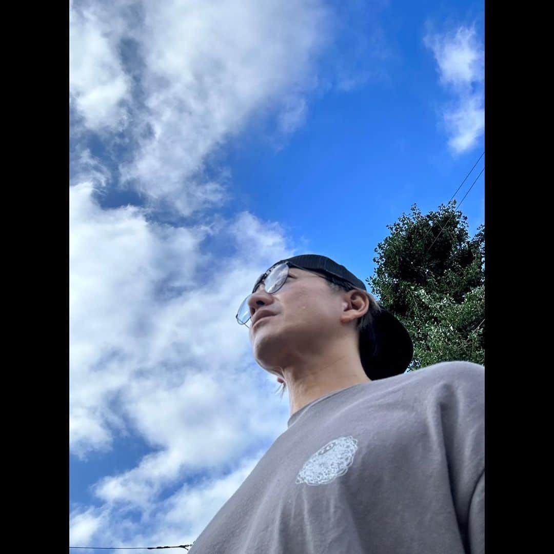 木村拓哉さんのインスタグラム写真 - (木村拓哉Instagram)「⁡ ⁡ ⁡ 「台風が過ぎ、青空が広がっています❕ 胸いっぱいに空気を吸って、姿勢を意識して7000歩アムと行って来ました。」 ⁡ PEACE‼︎ ⁡ STAYSAFE! ⁡ 拓哉 #木村拓哉#TakuyaKimura」9月9日 16時52分 - takuya.kimura_tak