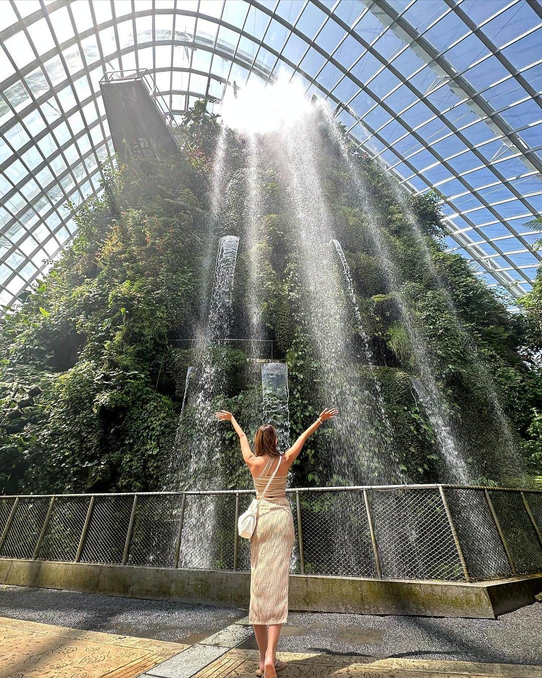 木村理恵のインスタグラム：「Cloud Forest🌳Avatarコラボ🩵  映画で観たアバター達が沢山いてめちゃ興奮した🤩🩵 大きい滝も迫力が凄かった〜😍 室内だから雨の日でも楽しめるスポット☔️❣️  Garden By the Bayの中にあるよ🌳✨ 詳しくは昨日投稿したyoutube動画見てね🎥🩵(これは7月に行った時です)  あーちゃん沢山案内ありがとう💕  #シンガポール#シンガポール旅行 #海外旅行#シンガポール観光#アバター #gardenbythebay#cloudforest #gardenbythebaysingapore #avatar #singapore#singapura #singaporetravel#singaporetrip #싱가포르」