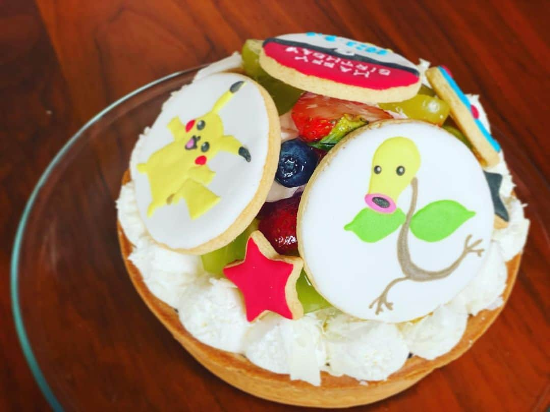 小林夏子さんのインスタグラム写真 - (小林夏子Instagram)「4歳。 誕生日数日前に推し作品が変わってしまったご長男…  新たな好きをモチーフに アイシング駆け込みクッキー ぎりぎりで。間に合いました。  隙間時間すぎて失敗できる猶予もなく 難しいところはほぼ @akina1117 ちゃんにお任せしてしまったけど😂 おかげさまで手作りすることができました。 (朝イチにおしかけてすみません…本当に優しい…)  結局は母の自己満なのだけどさ、喜ぶ顔が見たいのよ。 好きなキャラが独特なのよ。  実生活でもSNSでも 全国の素敵なママ仲間や子育て先輩に助けていただき たくさんの刺激をいただいて 目がほぼ開いていない自分を鼓舞しております。  長男誕生から4年、温かく見守り 応援してくださる皆さまへ 改めて感謝を伝えたいです。  どうもありがとうございます☺️  #4yearsold #myson #happybirthday #momdays #icingcookies  #pokemon #cake #love #life #thanks」9月9日 16時48分 - natsuko.0803