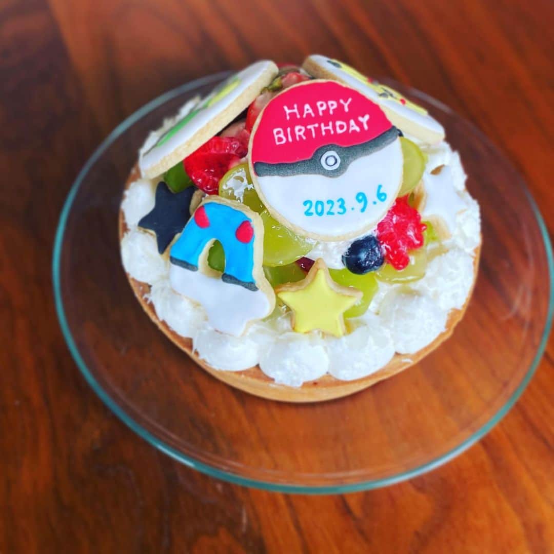小林夏子のインスタグラム：「4歳。 誕生日数日前に推し作品が変わってしまったご長男…  新たな好きをモチーフに アイシング駆け込みクッキー ぎりぎりで。間に合いました。  隙間時間すぎて失敗できる猶予もなく 難しいところはほぼ @akina1117 ちゃんにお任せしてしまったけど😂 おかげさまで手作りすることができました。 (朝イチにおしかけてすみません…本当に優しい…)  結局は母の自己満なのだけどさ、喜ぶ顔が見たいのよ。 好きなキャラが独特なのよ。  実生活でもSNSでも 全国の素敵なママ仲間や子育て先輩に助けていただき たくさんの刺激をいただいて 目がほぼ開いていない自分を鼓舞しております。  長男誕生から4年、温かく見守り 応援してくださる皆さまへ 改めて感謝を伝えたいです。  どうもありがとうございます☺️  #4yearsold #myson #happybirthday #momdays #icingcookies  #pokemon #cake #love #life #thanks」
