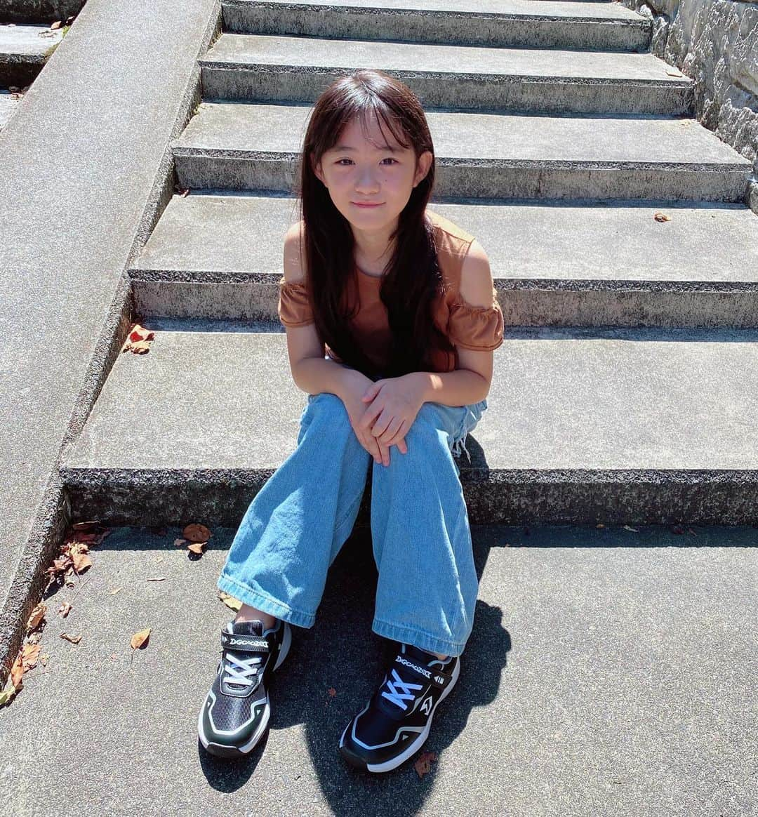 *yoko*さんのインスタグラム写真 - (*yoko*Instagram)「* このスニーカーすごいねん👟 専用センサーをスニーカーに入れてアプリと連動したらゲームができるという超体感型スマートシューズ✨ リズムゲームとか大縄跳びとかたくさんのゲームがあって楽しめる！ 1日の歩数もカウントしてくれるよー。  キッズ商品やけどレディースでも履ける展開になってて親子で楽しめちゃいます👏 ちなみに、心乃のやつ私も履けるから試しにやってみたら思いっきり息あがった笑 走ったり踊ったり運動不足の解消にもなるやつや👍   カラーもサイズも豊富やし、どれもオシャレで機能性もしっかりしてて言うことなしです🙆‍♀️   アスビーから購入できます⇨ @asbee_official   #digicalized#デジカライズ#スマートシューズ」9月9日 16時49分 - yococono