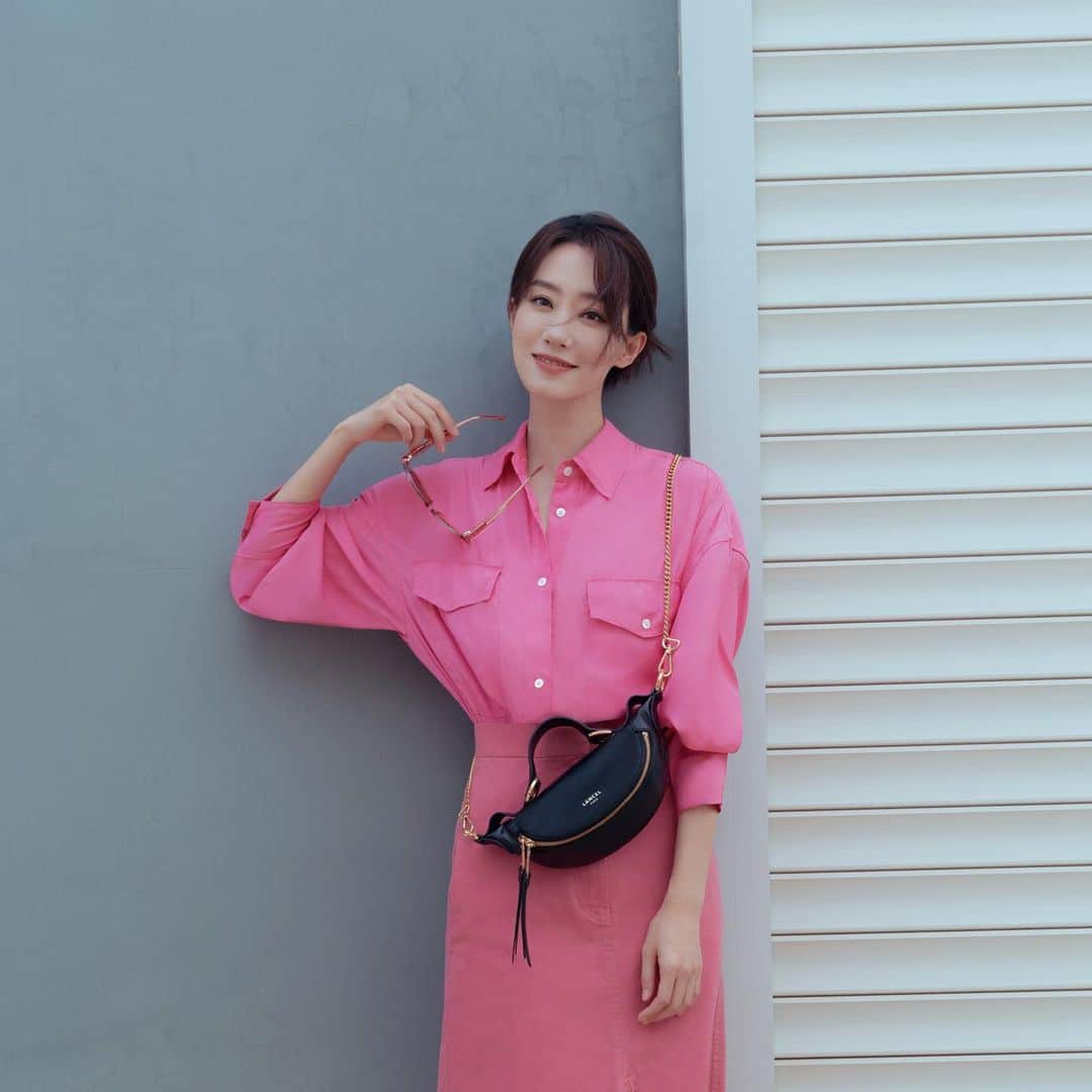 ランセルのインスタグラム：「Zhang Xiaofei wearing Origami   Origami – Smooth leather – Black   #LancelParis #FW23 #OrigamibyLancel #LancelTwist」