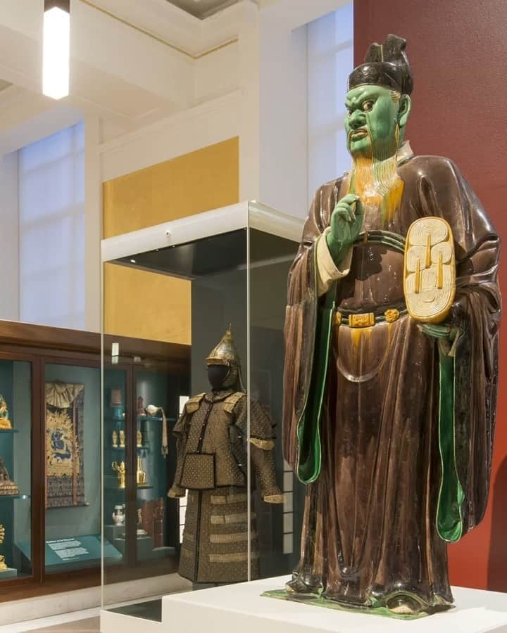 大英博物館のインスタグラム：「🏛 Ritual, war, trade and art – Room 33 of the Museum explores the rich cultures of China and South Asia through a range of magnificent objects.  One half of the gallery presents over 7,000 years of China's history through stunning paintings, jades, bronzes and ceramics.  The other examines South Asia's many histories chronologically and by region, from early human occupation to the present.  Highlights include seals from the Indus civilisation, superb south Indian sculptures of Shiva and one of the finest statues of the goddess Tara from Sri Lanka.  🎧 Dive even further into the Museum using our Audio App, where you'll find expert commentaries on highlight object, gallery introductions and self-guided tours.  📲 Download the app via the link in our bio.  📽 Inside Room 33, the Sir Joseph Hotung gallery of China and South Asia.  #BritishMuseum #Audio #ChineseArt」