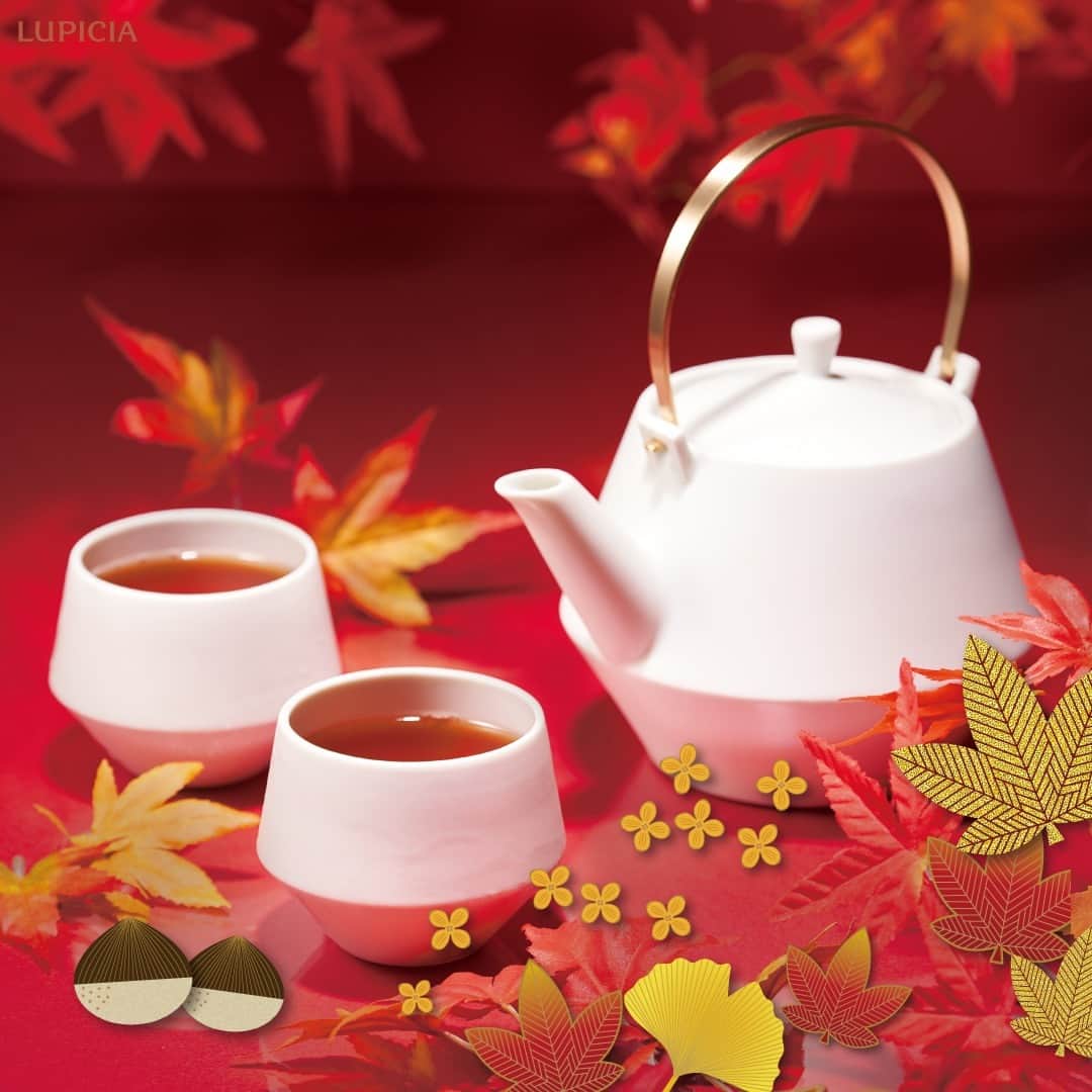 のインスタグラム：「. 🍁秋限定の味わい 飲み比べセット🍁  「紅葉狩り」「月に咲く」「栗」の3種の秋のお茶を詰め合わせたセットが数量限定で登場しました！通常の缶よりひとまわり小さな手のひらサイズのプチ缶入りで、少しずつ飲み比べが楽しめるデザインです🌰  お茶のギフトで特に人気のティーバッグタイプで、手軽にお茶をいれられます☕#敬老の日 など、季節のプレゼントにも🌕🌾  この他にもスイーツ入りのセットなど、秋のお茶の詰め合わせをご用意しています。詳細はストーリーズまたはプロフィールのリンク先からどうぞ。 @lupicia_japan  商品や店舗に関する個別のお問い合わせは、お客様相談窓口0120‐112‐636（10:00～18:00）にて承っております。  ・・・・・・・・・・・・・・・・・・・・・・ 秋のお茶の感想は #ルピシア今日の一杯 を付けて投稿してくださいね🍂 ・・・・・・・・・・・・・・・・・・・・・・  #ルピシア #LUPICIA #お茶 #ティータイム #teatime #tea #紅茶 #緑茶 #秋 #秋スイーツ #食欲の秋 #実りの秋 #おうちカフェ #アフタヌーンティー #十五夜 #お月見 #金木犀」