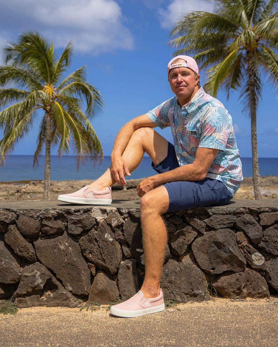ジェイミー・オブライエンのインスタグラム：「Good vibes only 💚 love these shoes thank you 🤙🏼 @cariuma @cariumasurf」