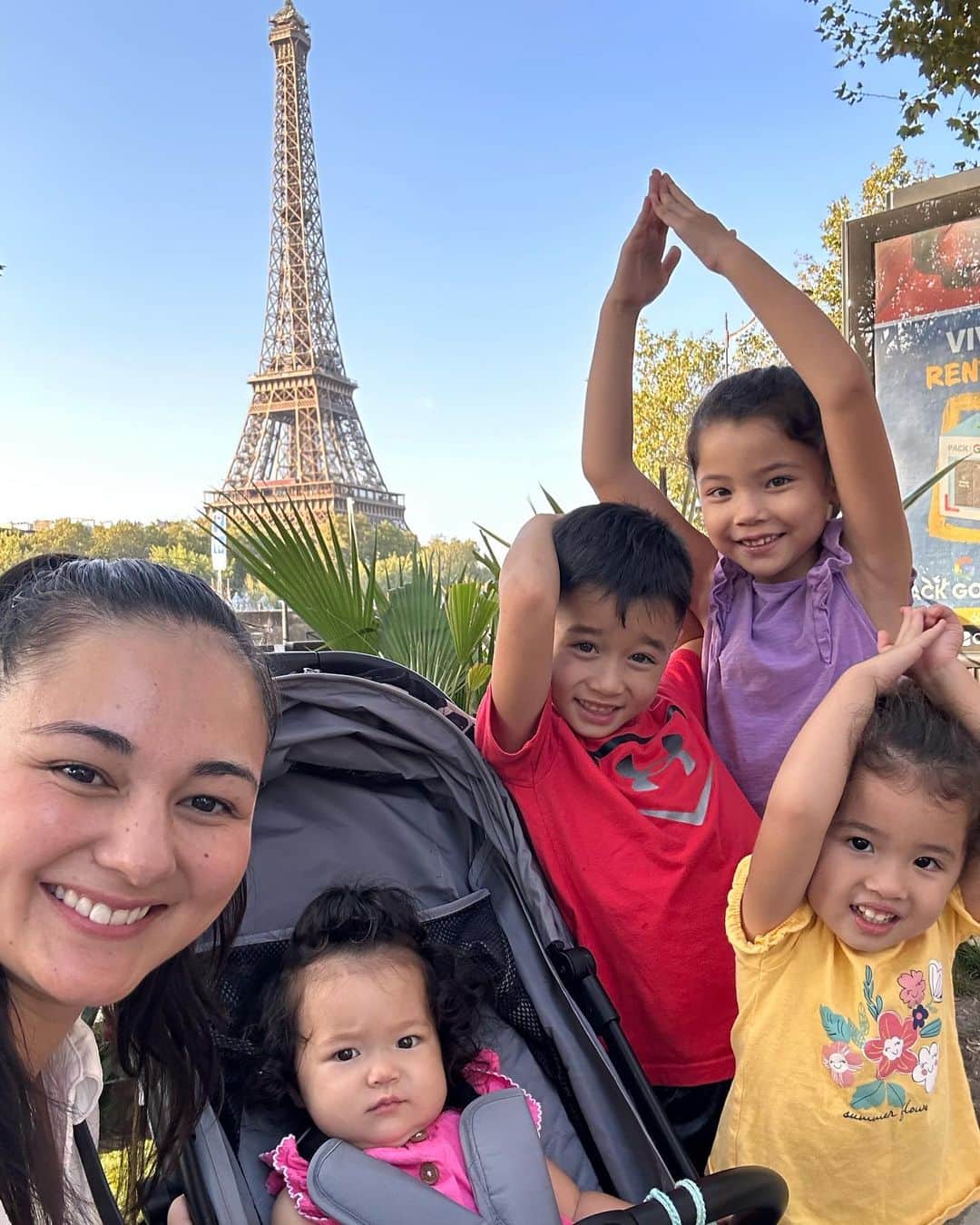 エリナ シルカのインスタグラム：「Bonjour 🇫🇷 なんとかフランス到着！そして山田ディーは仕事のためいきなり不在。笑 このゲキ暑いパリでアパートにはクーラーがないので涼しい朝のうちにちょっとお散歩。いきなりエッフェル塔見えてみんな大興奮！　パリは歩くだけでも楽しいけど、とりあえず涼しくなって。マジで。話が違うじゃん。🫠😂」