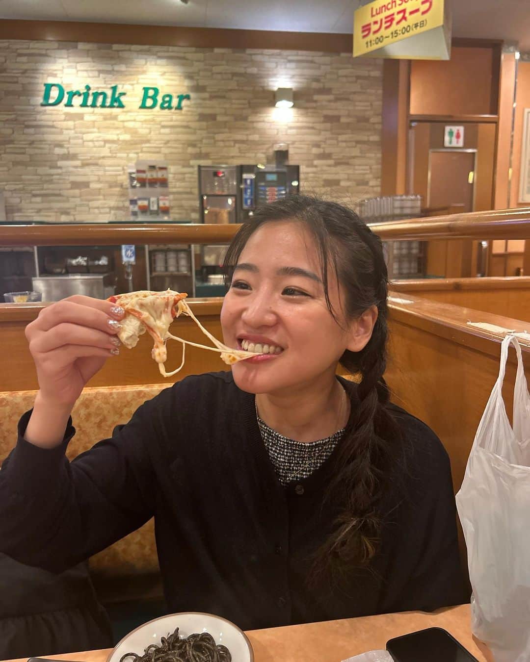 仲川遥香のインスタグラム：「Love pizza🍕🫶🏻 ピザ美味しすぎて幸せ🥰🫶🏻  #indonesia #jakarta #japan #pizza #love #happy #ジャカルタ生活 #一時帰国 #ピザ #サイゼリア #幸せ #🍕 #仲川遥香」