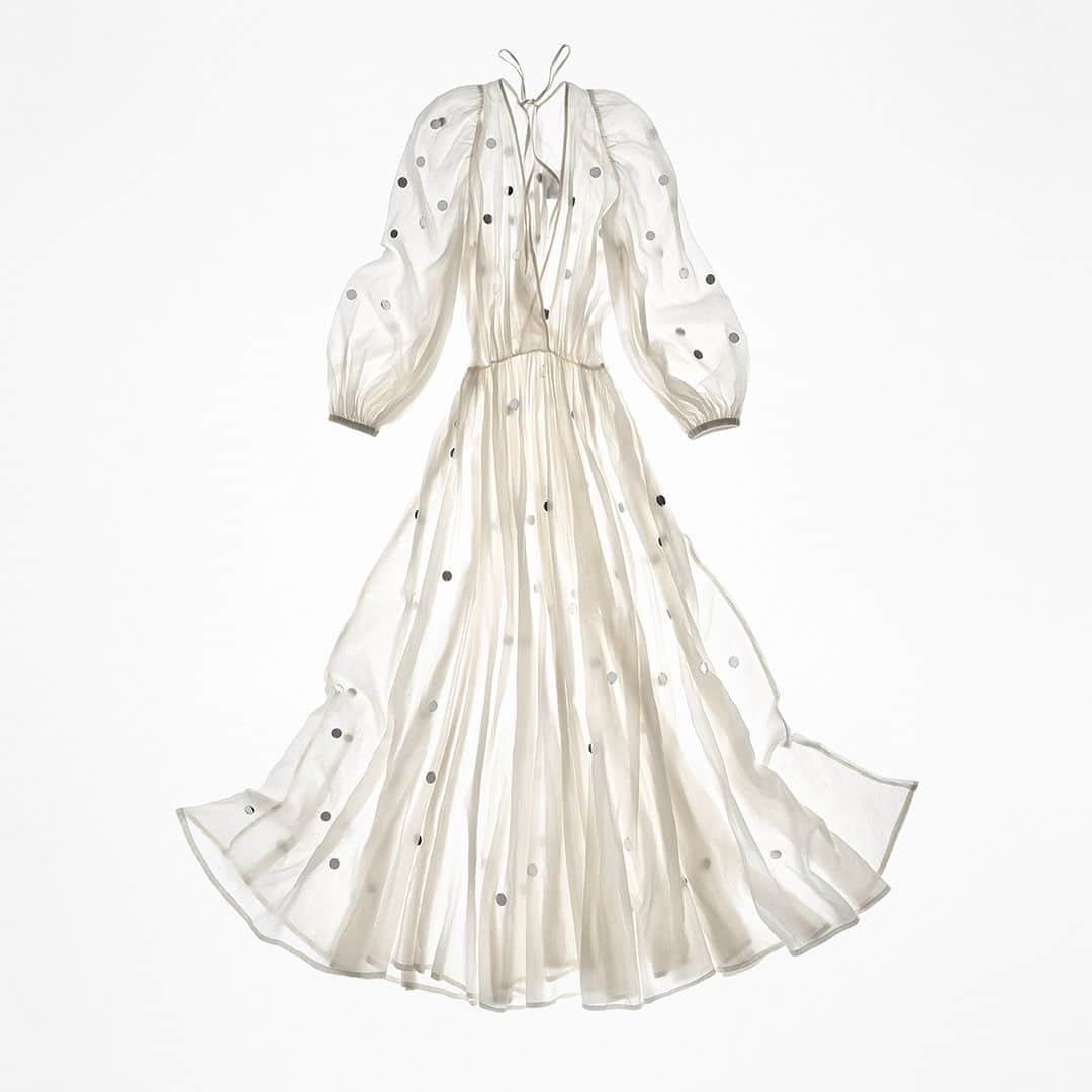 フォルテフォルテさんのインスタグラム写真 - (フォルテフォルテInstagram)「light and magic: the forte_forte cotton silk voile dress with mirrors details enhances a pure and luminous elegance… sparkling reflections light up charming ivory tones, revealing a feminine a timeless elegance. #forte_forte #aw23 #musa #autunno #gracefulness #dreams #nymph #contemporary #handmade #freedom #energy #nature #poetic #feminine #fluid #passion #madeinitaly」9月9日 17時00分 - forte_forte