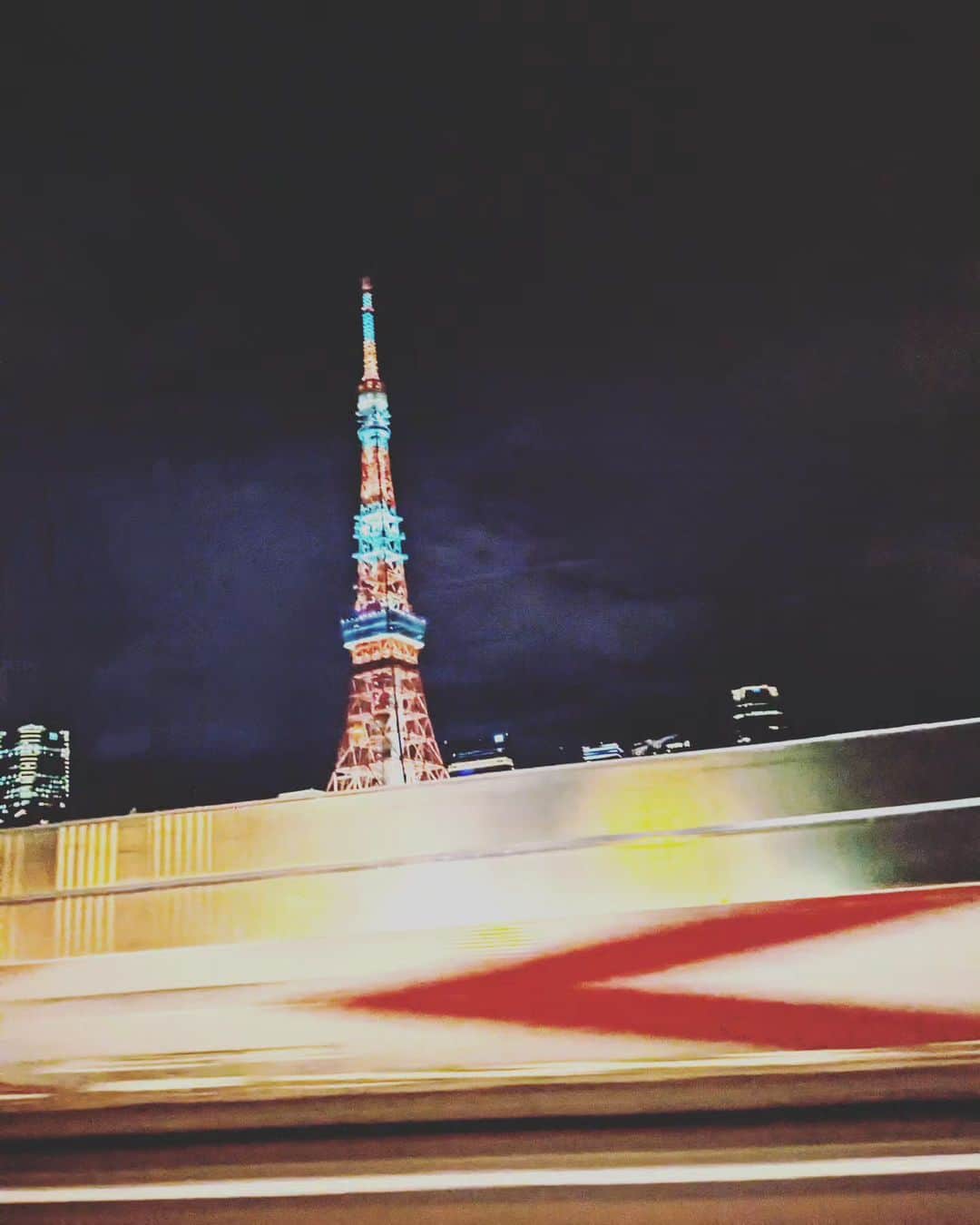 華耀きらりのインスタグラム：「東京タワー 近くに見つけると なんだか 得した気分になります。  私だけかな  皆さん 台風の影響大丈夫でしたか？ 今日も30度の暑さ お身体ご自愛下さい。  #東京タワー #tokyotower」