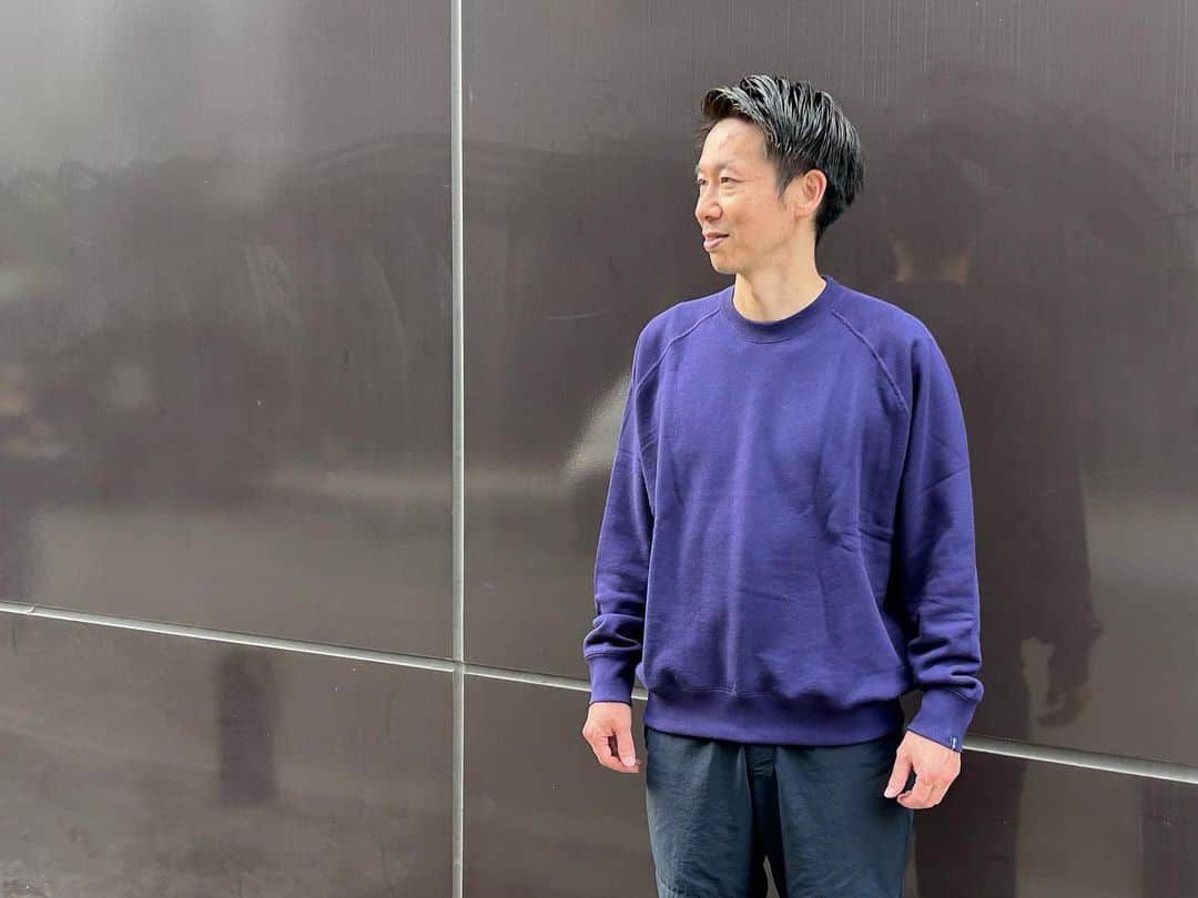 のインスタグラム：「.  LWライト30/9吊り裏毛で製作しております、リラックスフィットのクルーネックは定番カラーに加え、この時期限定カラーのインペリアルパープルもございます。  サイズによっては残り少なくなっておりますので、気になる方はお早めに店頭にてご覧頂けますと幸いです。  .  #loopwheeler #ループウィラー #loopwheeleroska #ループウィラー大阪 #tsuriami #吊り編み #sweat #スウェット」
