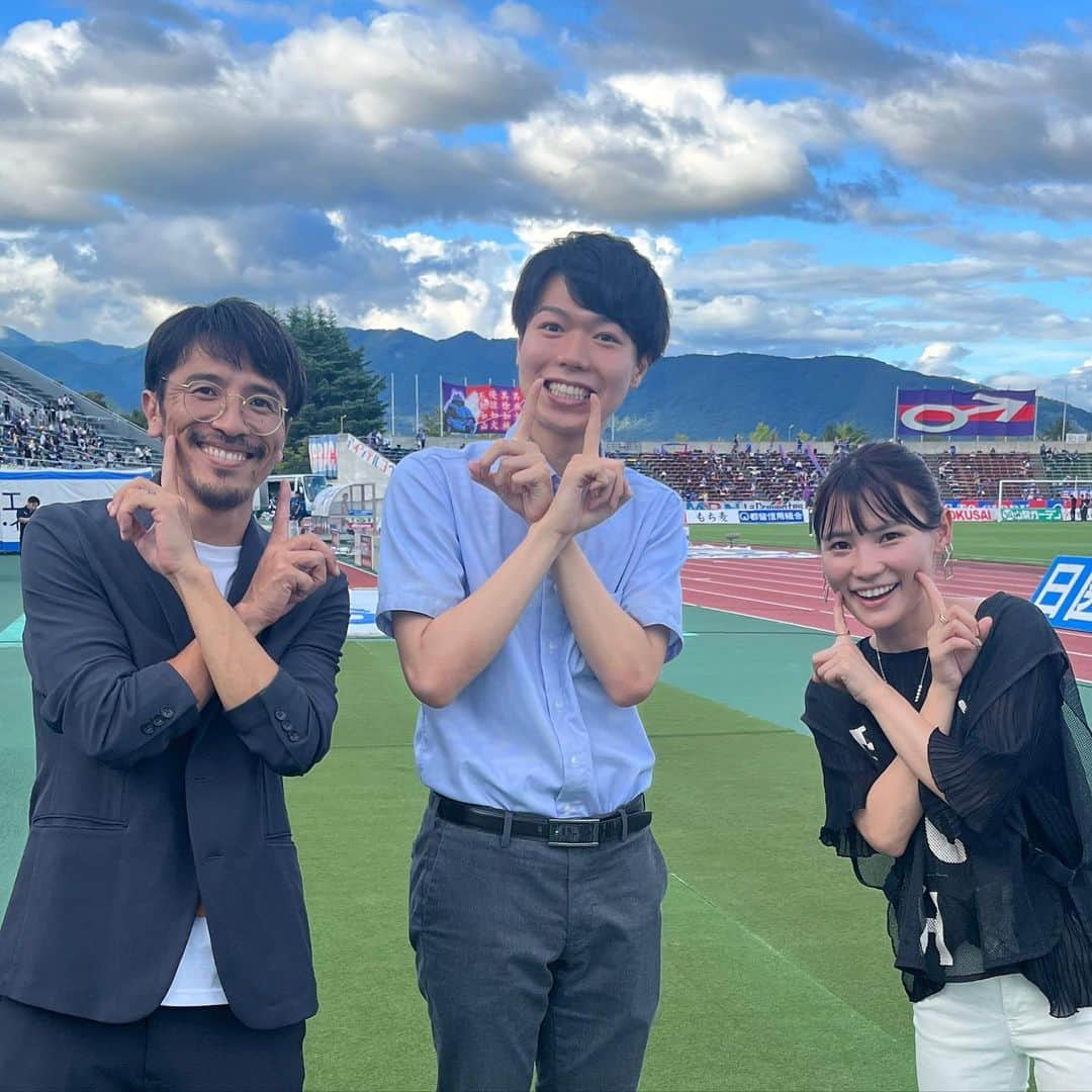 小椋祥平のインスタグラム：「. J2 第34節  ヴァンフォーレ甲府vs大分トリニータ  シュウペイ似のモトペイ(深田幹規アナ)と📸  #小椋祥平  #深田幹規 アナ #森田絵美 アナ #dazn  #jリーグ  #j2」