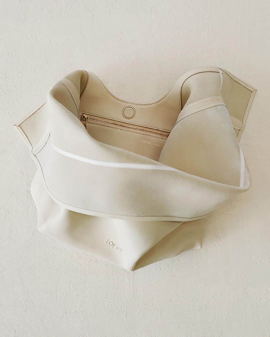 Loeweさんのインスタグラム写真 - (LoeweInstagram)「Made from our softest nappa leather, the Squeeze bag is crafted at the LOEWE atelier in Madrid using techniques including laser-cutting, meticulous handsewing, and 3D printing.   With a sensual tactility, the leather was specifically developed to be used unlined, contributing to the bag's lightness, showcasing the atelier’s craftsmanship.  #LOEWE #LOEWEsqueeze」9月9日 17時36分 - loewe