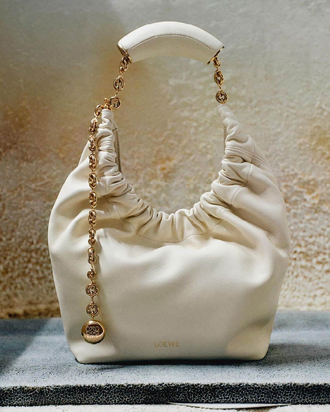 Loeweさんのインスタグラム写真 - (LoeweInstagram)「Made from our softest nappa leather, the Squeeze bag is crafted at the LOEWE atelier in Madrid using techniques including laser-cutting, meticulous handsewing, and 3D printing.   With a sensual tactility, the leather was specifically developed to be used unlined, contributing to the bag's lightness, showcasing the atelier’s craftsmanship.  #LOEWE #LOEWEsqueeze」9月9日 17時36分 - loewe