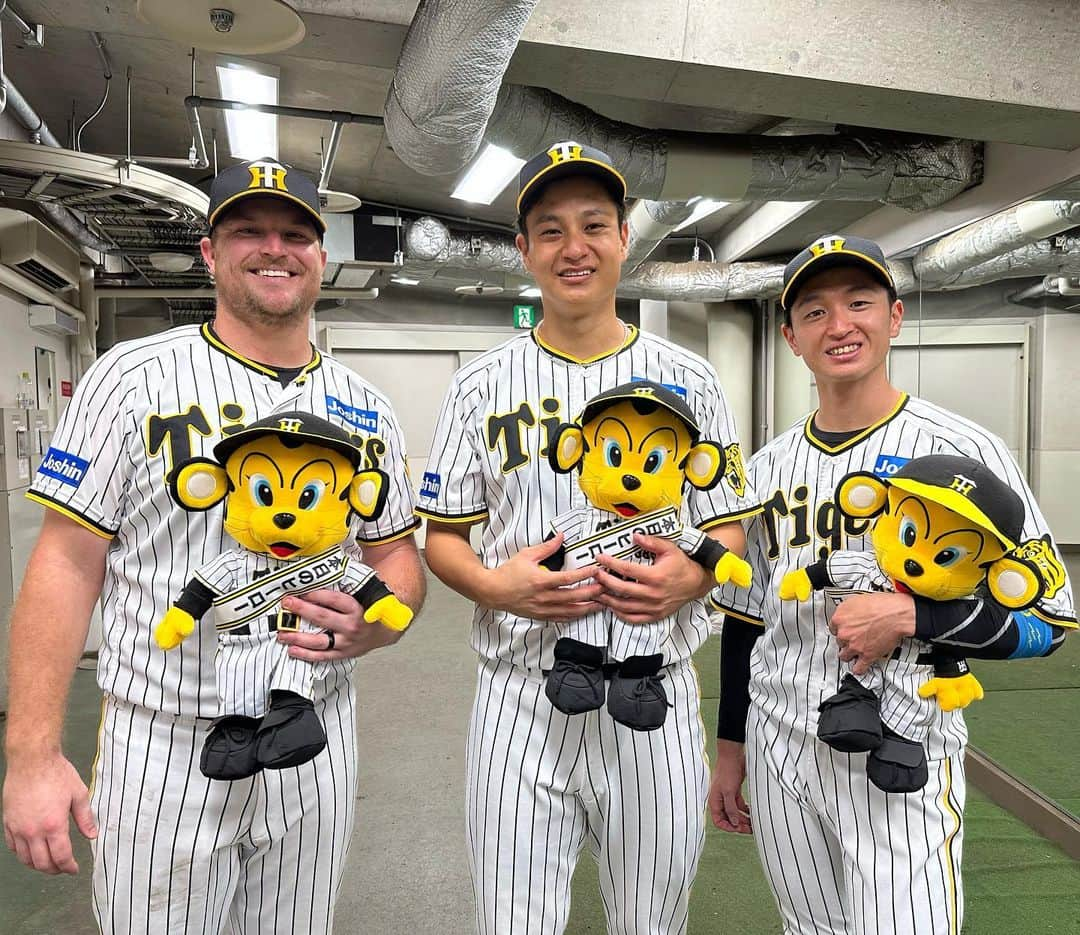 阪神タイガースさんのインスタグラム写真 - (阪神タイガースInstagram)「今日のヒーローは10勝目をあげた大竹選手と、バットで援護したノイジー選手、近本選手です！ #今日のヒーロー  #大竹耕太郎 選手 #10勝目 #シェルドンノイジー 選手 #近本光司 選手 #バモス #vamos  #阪神タイガース #JERAセリーグ #ARE」9月9日 17時30分 - hanshintigers_official