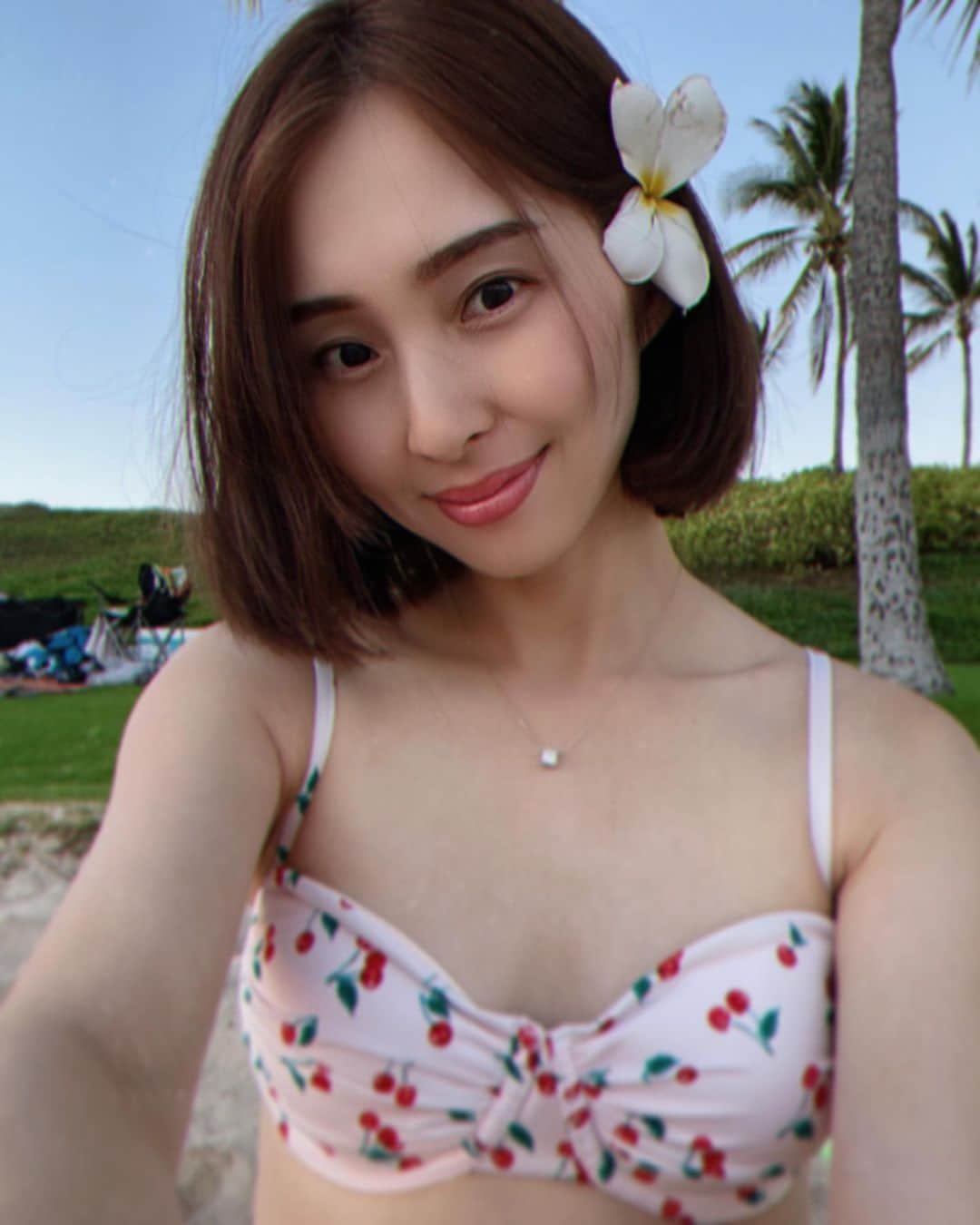 阪井あゆみのインスタグラム：「少し前に髪ばっさり切りました 自分でザクザク切りました💇🏻‍♀️ 重さとかざっくり感が割と好みで気に入ってます。 しばらくこのヘアスタイルキープかな🍒  #ヘアチェンジ#セルフカット#ミディアムボブ #newhair #ボブ #お花はウェディングフォトしてた方のおこぼれいただきました🌺🤍✨🤲🏻 #hawaii」