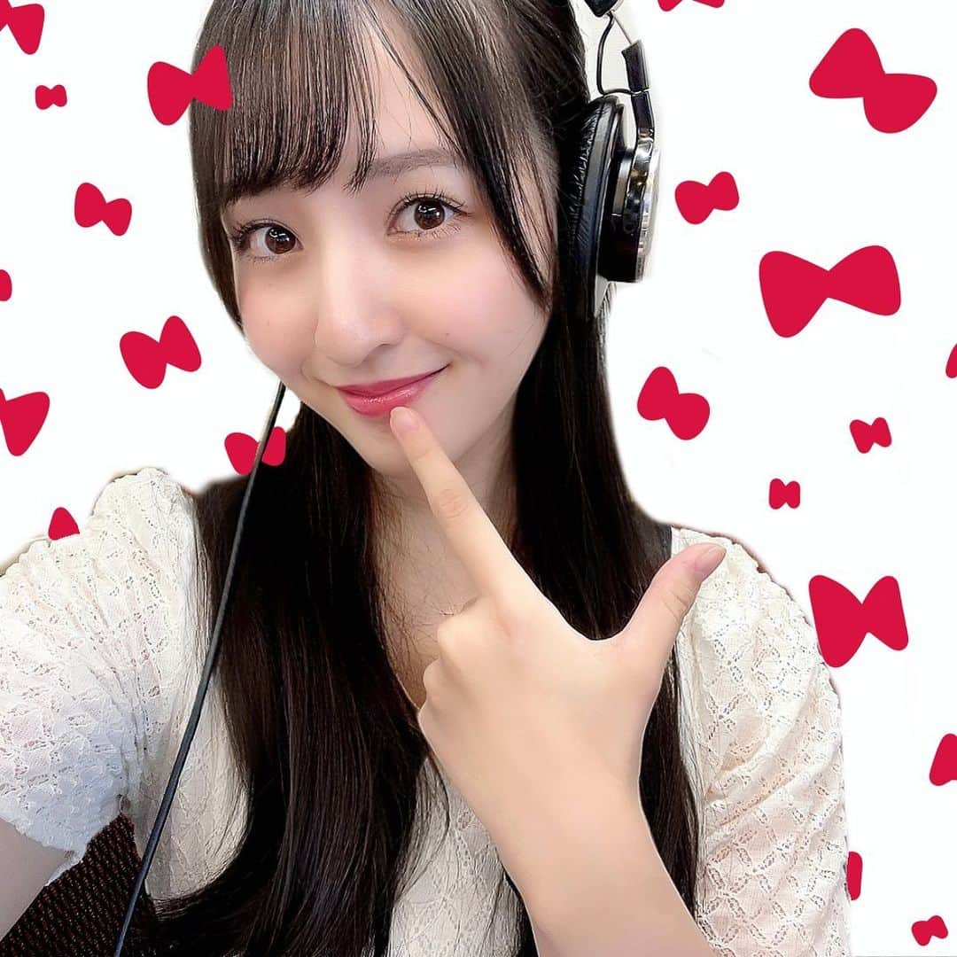 本條杏実のインスタグラム：「今日はメルらじ🎧 チームルージュ回です(*´꒳`*)  赤いリボンつけて行ったんだけど、ハーフアップだから写真じゃ見えなくて…  だからしつこいくらいに落書きしました笑  残り少ないメルらじ、今日も楽んでもらえますように🍀 · · · · · · · · · · · · · · · ·  ·   #mercimerci  #メルシーメルシー  #アイドル  #アイドルライブ  #髪質改善  #美容室  #黒髪 #サロンモデル #女の子  #ポートレート  #撮影  #写真 #좋아요 #좋아요반사  #팔로우 #アイドル好きな人と繋がりたい  #被写体  #instagood #photography #photo #portrait #follow  #photooftheday #followme  #instalike #instaportrait  #아이돌메이크업 #idol  #아이돌  #일본친구」