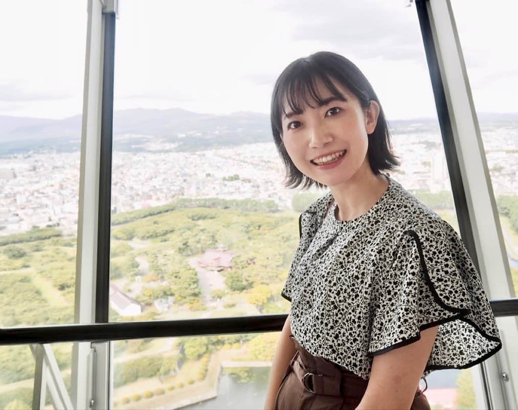 菅原智郁のインスタグラム：「函館旅行 Day1🌟  遅めの夏休み！ 母と女子旅してきました☺️ 本当はもっと前から計画していたのですが、コロナの影響で約3年越しに叶いました！笑  #函館朝市 → #トラピスチヌ修道院→ #五稜郭 → #金森赤レンガ倉庫 → #函館麺厨房あじさい → #函館山  天気も良くて、景色が最高でした✨️ ラーメンも海鮮丼もおいしかった🤤  仙台から函館、本当にあっという間に着きます😳！ . .  #北海道 #函館 #函館旅行  #女子旅 #夏休み #trip #函館市電 #五稜郭タワー #夜景  #ミラーレス一眼 #olympuspen」