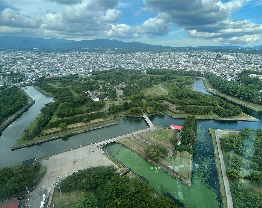 菅原智郁さんのインスタグラム写真 - (菅原智郁Instagram)「函館旅行 Day1🌟  遅めの夏休み！ 母と女子旅してきました☺️ 本当はもっと前から計画していたのですが、コロナの影響で約3年越しに叶いました！笑  #函館朝市 → #トラピスチヌ修道院→ #五稜郭 → #金森赤レンガ倉庫 → #函館麺厨房あじさい → #函館山  天気も良くて、景色が最高でした✨️ ラーメンも海鮮丼もおいしかった🤤  仙台から函館、本当にあっという間に着きます😳！ . .  #北海道 #函館 #函館旅行  #女子旅 #夏休み #trip #函館市電 #五稜郭タワー #夜景  #ミラーレス一眼 #olympuspen」9月9日 17時41分 - tomotomokaaaa22