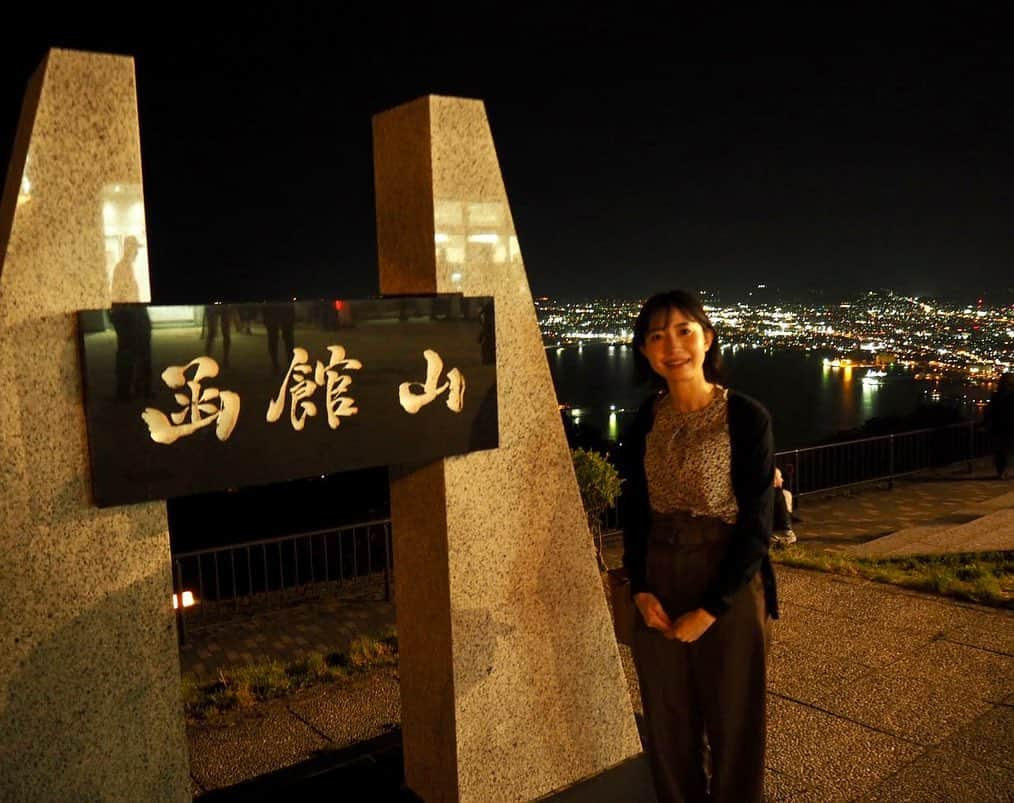 菅原智郁さんのインスタグラム写真 - (菅原智郁Instagram)「函館旅行 Day1🌟  遅めの夏休み！ 母と女子旅してきました☺️ 本当はもっと前から計画していたのですが、コロナの影響で約3年越しに叶いました！笑  #函館朝市 → #トラピスチヌ修道院→ #五稜郭 → #金森赤レンガ倉庫 → #函館麺厨房あじさい → #函館山  天気も良くて、景色が最高でした✨️ ラーメンも海鮮丼もおいしかった🤤  仙台から函館、本当にあっという間に着きます😳！ . .  #北海道 #函館 #函館旅行  #女子旅 #夏休み #trip #函館市電 #五稜郭タワー #夜景  #ミラーレス一眼 #olympuspen」9月9日 17時41分 - tomotomokaaaa22