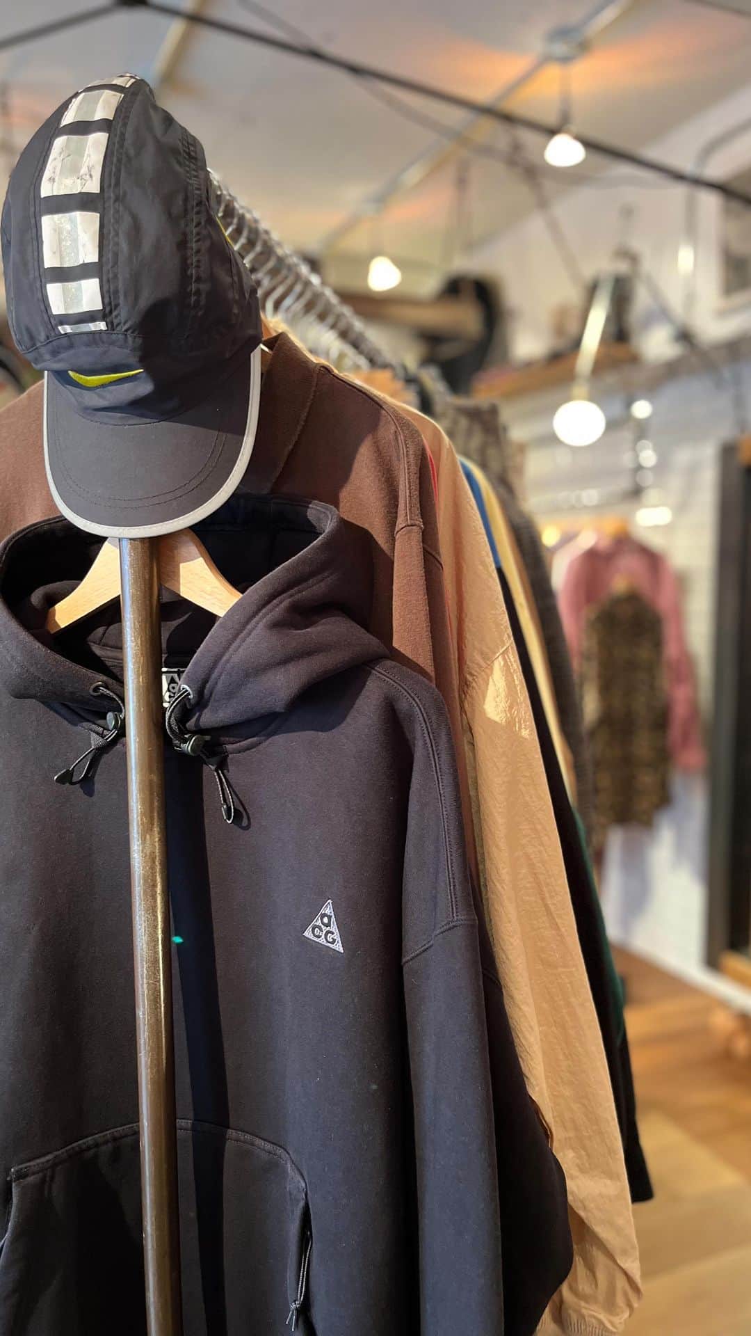 birthdeathのインスタグラム：「🍁店頭には秋物の新商品がたくさん入荷しております🍁 皆様のご来店を心よりお待ち致しております。  SHOP HOURS ▽ Open Daily  1PM - 8PM  #birthdeath #vintage #vintagefashion  #vintageclothing  #shibuya」