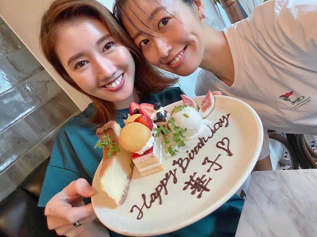 多岐川華子のインスタグラム：「久々に会えたまこち♡ちょっと早いけどって祝ってくれた🎂ありがとう！！ 時間足りなかった〜！ またゆっくりと☺️  #フライングおめでとう　を #ありがとう」