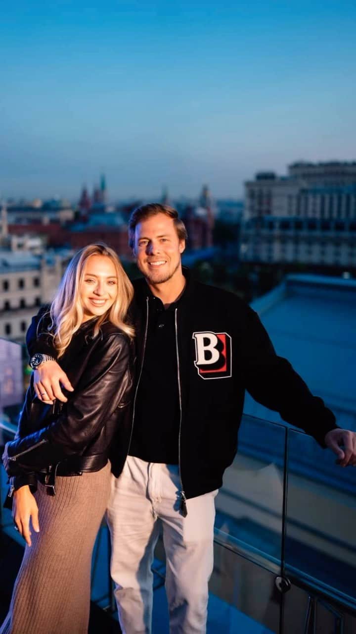 ヴィクトリヤ・シニツィナのインスタグラム：「Москва, с днём рождения тебя!😍 Бесконечно люблю! 🙌🏻❤️」