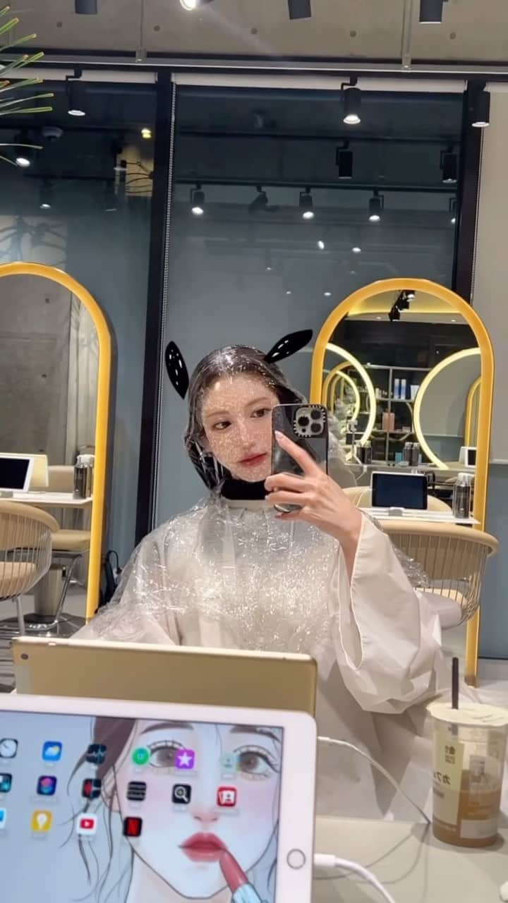 阿野いずみのインスタグラム：「ロング→セミロングへ💇‍♀️✨  コロナ後遺症の脱毛で...😇 お手入れ頑張って、またロングヘアに戻します🫡  #セミロング #セミロングヘア #福岡美容室 #トリートメント」