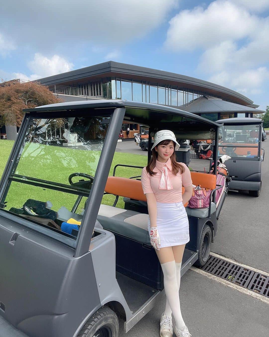 のインスタグラム：「𝑇𝐻𝐸 𝐶𝑙𝑢𝑏⛳️  @the_club_golf_village   ブラックカート🖤 お嬢コーデ👚とも合う🖤 👚 @fairliar_official   茶店のドリンクがフリーなの うれしぃよねーぇ🥰  来月もいくの❤️  楽しみーっ🥰❤️」