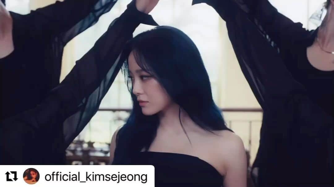 Jellyfish Entertainmentのインスタグラム：「#Repost @official_kimsejeong with @use.repost ・・・ KIM SEJEONG 1st ALBUM ’문(門)‘  ’Top or Cliff‘ Performance Video  ▶ https://youtu.be/NkeExG9jEfM ▶ https://tv.naver.com/v/40007993  #김세정 #KIMSEJEONG #세정 #SEJEONG #Top_or_Cliff #Performance_Video #1st_ALBUM_門」