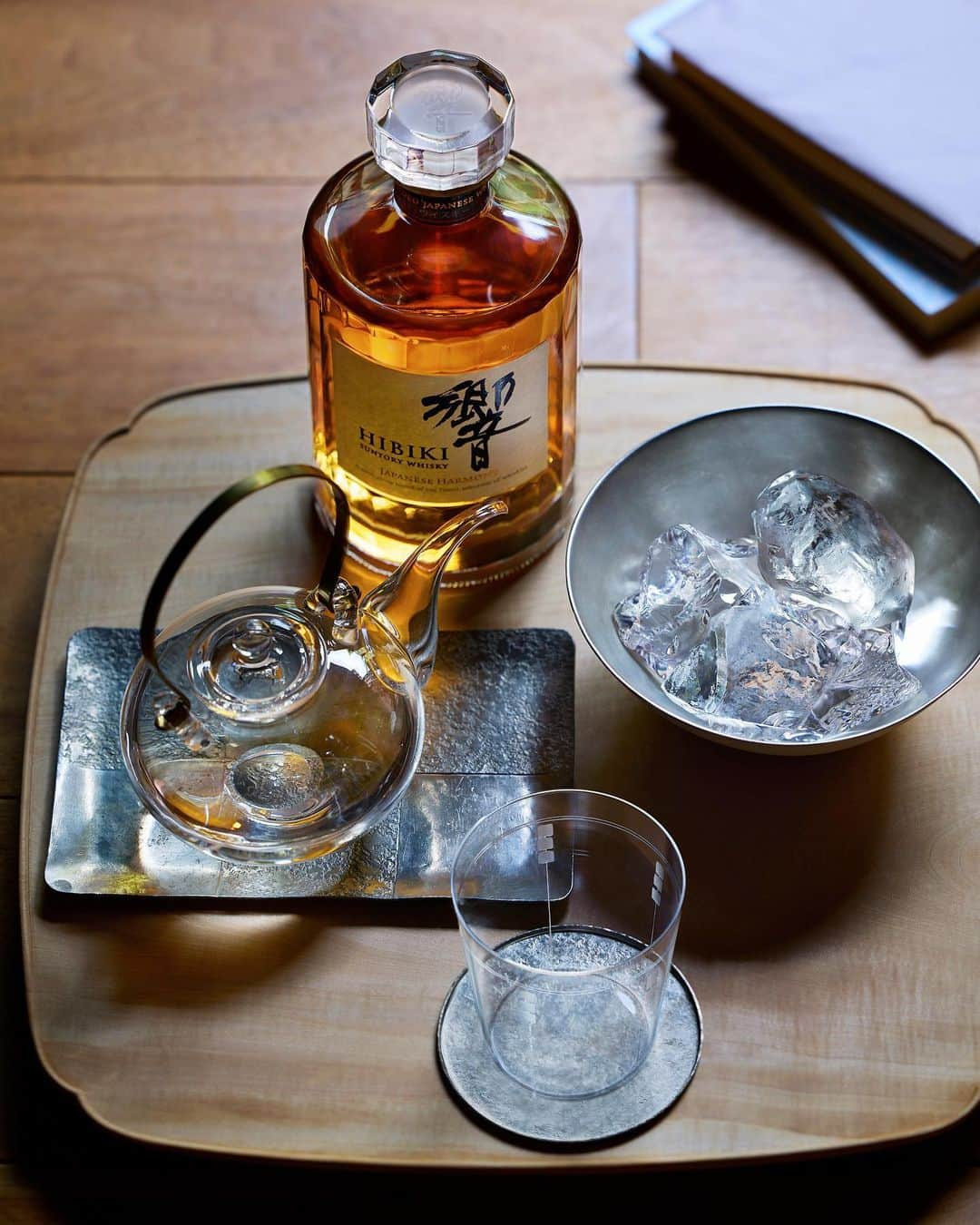 響 | SUNTORY WHISKY HIBIKIのインスタグラム：「. HIBIKI TIME ~二十四節気・白露~  丁寧に仕立てられた用具を取り揃えて。 Meticulously arrange thoughtfully crafted utensils.  #hibiki #響 #hibiki_time #二十四節気 #24seasons #白露 #hakuro #withnature #初秋 #autumn #ちろり #錫皿 #切子 #kiriko」