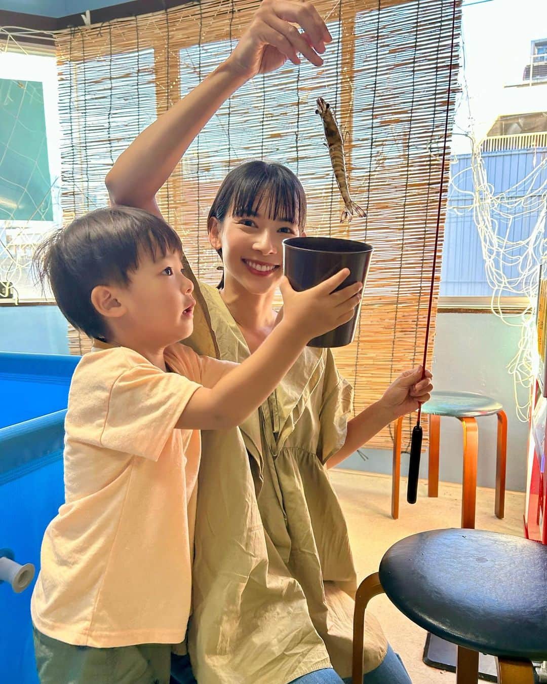 阪本智子のインスタグラム：「🦐♡  室内の車海老釣り🎣  台風の影響で通常より海老がかなり少なかったようで、釣りはなかなか難しかったけど🫢  ちゃんと餌を食わせて釣り上げましたよ😊✌️ お店の人にいわく引っかけでもOKみたいなので子供ちゃんも楽しめるかな🩷  釣ったエビはオーブンで焼いてもらえてその場でいただきました！ 美味しかったな😋  釣ったから写真を撮りたいママと、 釣れたからすぐにバケツに入れたいあおくん。 途中バケツで見えませーん🪣笑  #エビ釣り#車海老 #室内釣り堀 #兄弟ママ #阪本智子」