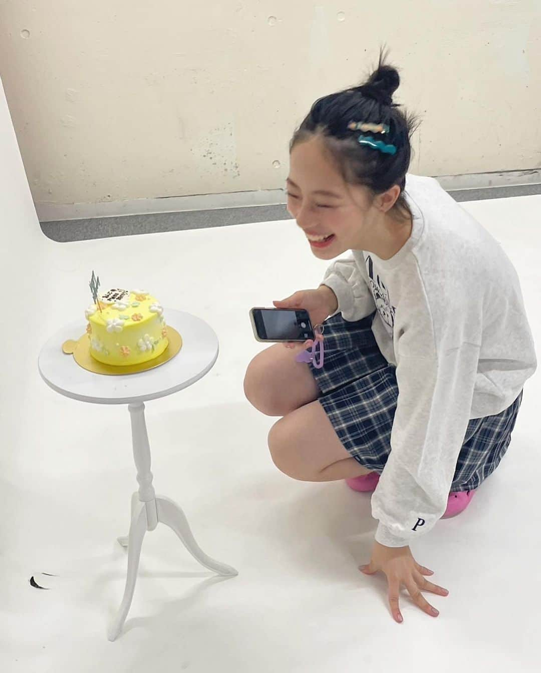 池端杏慈のインスタグラム：「︎︎  ピンクラテで 誕生日のお祝いをしていただきました🤍  撮影 #終了後、サプライズでケーキが😳 うれしいー！！ 食べるのがもったいないくらい可愛かったです🌼  ピンクラテさん、 ありがとうございました😊  #pinklatte#ピンクラテ #池端杏慈 #誕生日」