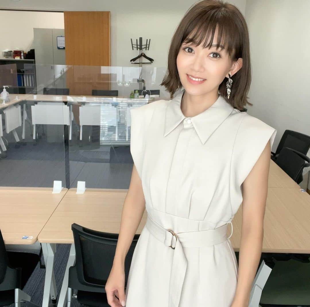 岡部玲子のインスタグラム：「本日の衣装とヘアアレンジ✨  ベージュの襟付きワンピースは 実はスカートのインナーが バルーンの裾になっていて それがチラリ見える 可愛いデザインでした✨  ヘアアレンジも 下のカーブが可愛いダウンスタイル☺️  アクセサリーは シルバーのリーフがいっぱい連なっている 揺れるデザインでした💕  🏇の結果は…  #大幅にプラス  まぁ私の大幅は 大したことないですけど😂  中山7レースの馬連 中山8レースと9レースの3連単 阪神12レース9番プレイテシアからのワイド2パターン  が的中でした🎯✌️  明日も頑張ろう💪  皆様も健康第一 楽しい週末を😉  #岡部玲子 #タレント　#レポーター　#競馬キャスター　#グリーンチャンネル　#生放送　#生中継　#衣装　#ヘアアレンジ　#アクセサリー　#tvshow #dress #hairarrange #accessories #🏇」