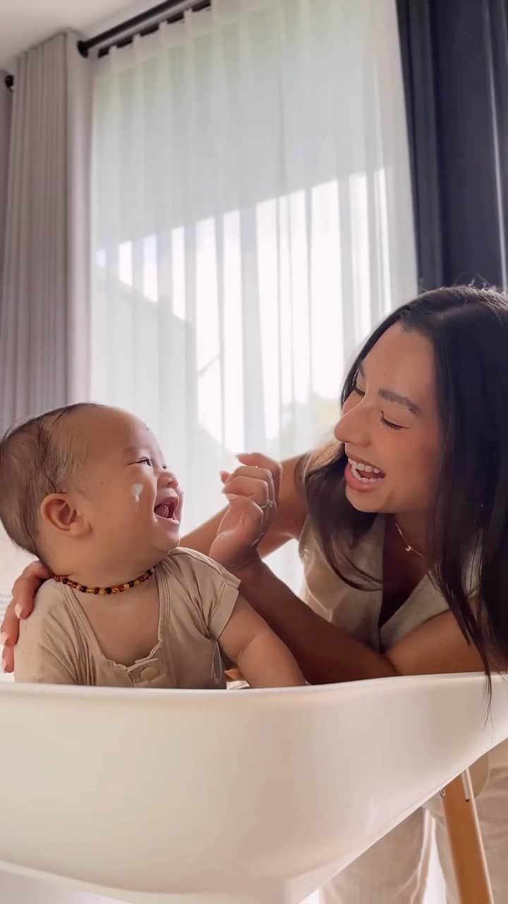 Jennifer Bachdimのインスタグラム：「🌿 Caring for my little one’s sensitive skin has never been easier, thanks to @bambibaby.id Dermacare series! 🍼✨ With its triple ceramide content, it’s like a shield for my baby’s skin. No more worries about redness, itching, or allergies – just pure comfort and smiles. 💕#BambiBaby #EczemaCare #EczemaSolution #TrustedNaturalBabyCare」