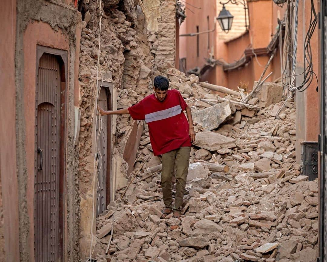 AFP通信さんのインスタグラム写真 - (AFP通信Instagram)「Morocco quake kills more than 1,300 people⁣ ⁣ A powerful earthquake that shook Morocco killed more than 600 people, officials said Saturday September 9, sending terrified residents fleeing their homes in the middle of the night.⁣ The 6.8-magnitude quake struck a mountainous area 72 kilometres (45 miles) southwest of tourist hotspot Marrakesh at 11:11 pm (2211 GMT) Friday, the US Geological Survey reported.⁣ Strong tremors were also felt in the coastal cities of Rabat, Casablanca and Essaouira.⁣ Moroccan media reported it was the most powerful quake to ever hit the country.⁣ ⁣ 📷  @fadelsenna #AFP⁣ ⁣#Quake #earthquake」9月9日 17時58分 - afpphoto