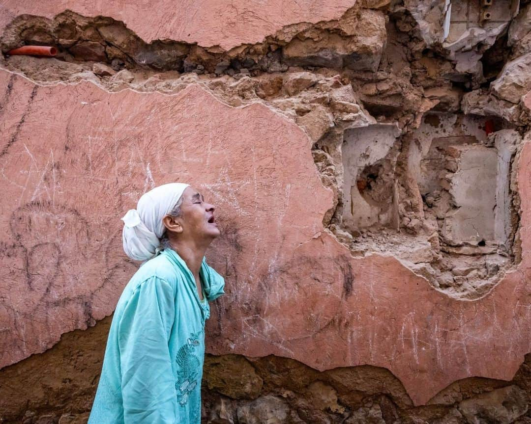 AFP通信さんのインスタグラム写真 - (AFP通信Instagram)「Morocco quake kills more than 1,300 people⁣ ⁣ A powerful earthquake that shook Morocco killed more than 600 people, officials said Saturday September 9, sending terrified residents fleeing their homes in the middle of the night.⁣ The 6.8-magnitude quake struck a mountainous area 72 kilometres (45 miles) southwest of tourist hotspot Marrakesh at 11:11 pm (2211 GMT) Friday, the US Geological Survey reported.⁣ Strong tremors were also felt in the coastal cities of Rabat, Casablanca and Essaouira.⁣ Moroccan media reported it was the most powerful quake to ever hit the country.⁣ ⁣ 📷  @fadelsenna #AFP⁣ ⁣#Quake #earthquake」9月9日 17時58分 - afpphoto