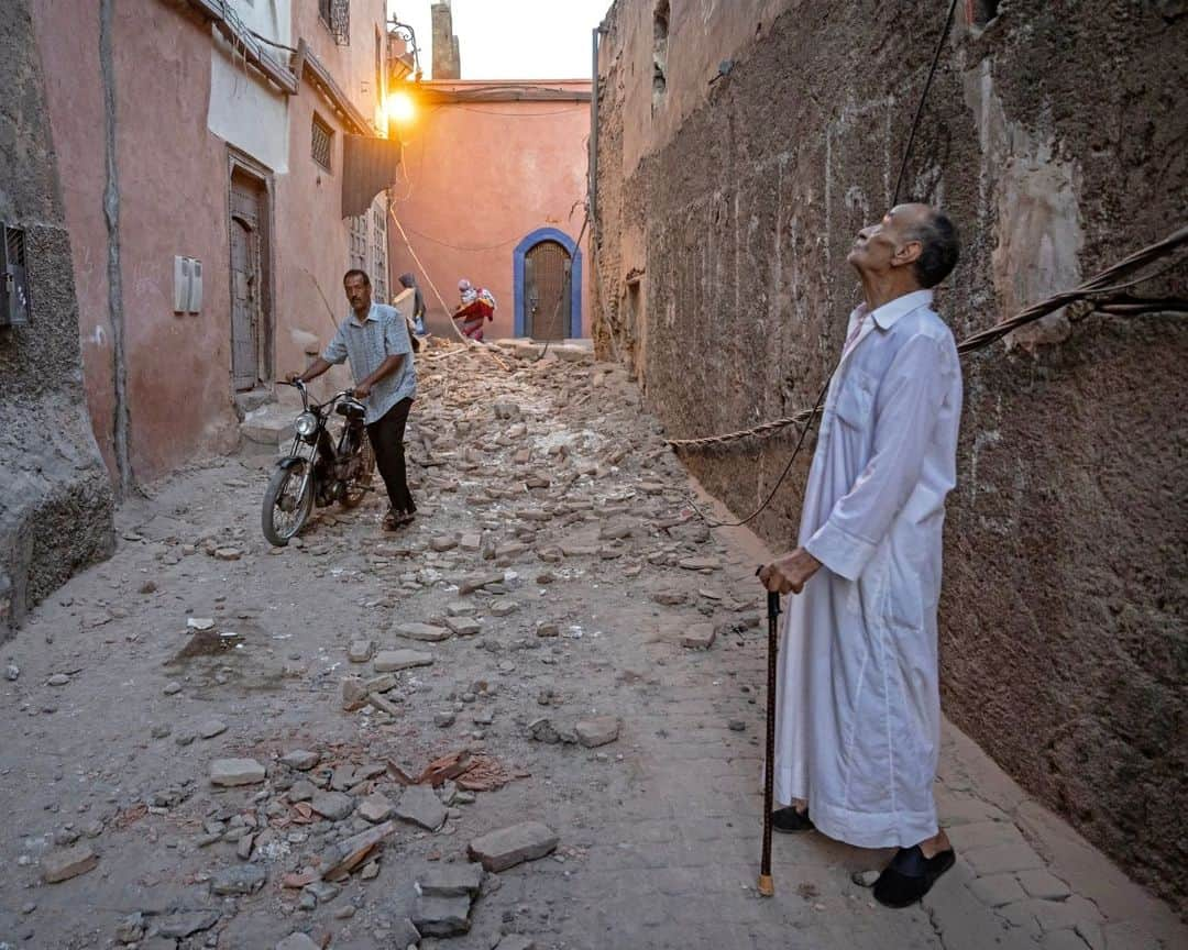 AFP通信さんのインスタグラム写真 - (AFP通信Instagram)「Morocco quake kills more than 1,300 people⁣ ⁣ A powerful earthquake that shook Morocco killed more than 600 people, officials said Saturday September 9, sending terrified residents fleeing their homes in the middle of the night.⁣ The 6.8-magnitude quake struck a mountainous area 72 kilometres (45 miles) southwest of tourist hotspot Marrakesh at 11:11 pm (2211 GMT) Friday, the US Geological Survey reported.⁣ Strong tremors were also felt in the coastal cities of Rabat, Casablanca and Essaouira.⁣ Moroccan media reported it was the most powerful quake to ever hit the country.⁣ ⁣ 📷  @fadelsenna #AFP⁣ ⁣#Quake #earthquake」9月9日 17時58分 - afpphoto