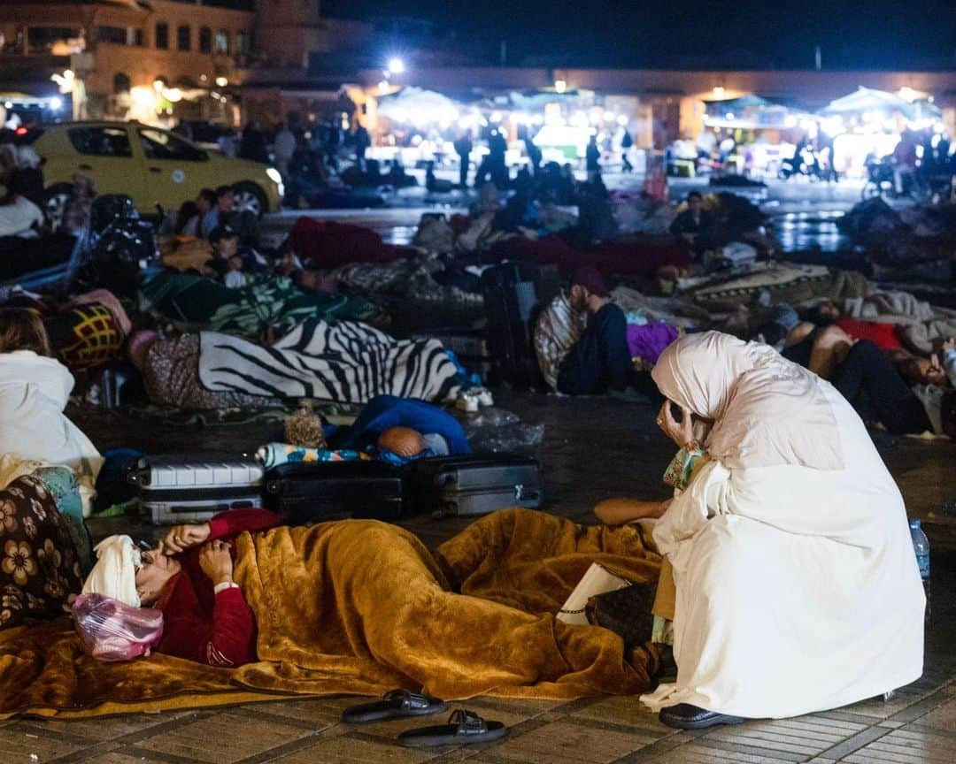 AFP通信さんのインスタグラム写真 - (AFP通信Instagram)「Morocco quake kills more than 1,300 people⁣ ⁣ A powerful earthquake that shook Morocco killed more than 600 people, officials said Saturday September 9, sending terrified residents fleeing their homes in the middle of the night.⁣ The 6.8-magnitude quake struck a mountainous area 72 kilometres (45 miles) southwest of tourist hotspot Marrakesh at 11:11 pm (2211 GMT) Friday, the US Geological Survey reported.⁣ Strong tremors were also felt in the coastal cities of Rabat, Casablanca and Essaouira.⁣ Moroccan media reported it was the most powerful quake to ever hit the country.⁣ ⁣ 📷  @fadelsenna #AFP⁣ ⁣#Quake #earthquake」9月9日 17時58分 - afpphoto