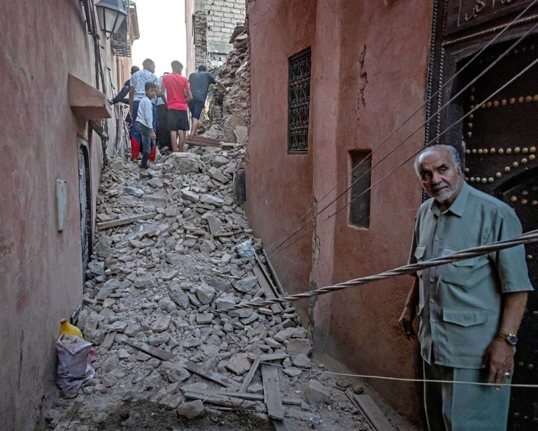 AFP通信さんのインスタグラム写真 - (AFP通信Instagram)「Morocco quake kills more than 1,300 people⁣ ⁣ A powerful earthquake that shook Morocco killed more than 600 people, officials said Saturday September 9, sending terrified residents fleeing their homes in the middle of the night.⁣ The 6.8-magnitude quake struck a mountainous area 72 kilometres (45 miles) southwest of tourist hotspot Marrakesh at 11:11 pm (2211 GMT) Friday, the US Geological Survey reported.⁣ Strong tremors were also felt in the coastal cities of Rabat, Casablanca and Essaouira.⁣ Moroccan media reported it was the most powerful quake to ever hit the country.⁣ ⁣ 📷  @fadelsenna #AFP⁣ ⁣#Quake #earthquake」9月9日 17時58分 - afpphoto