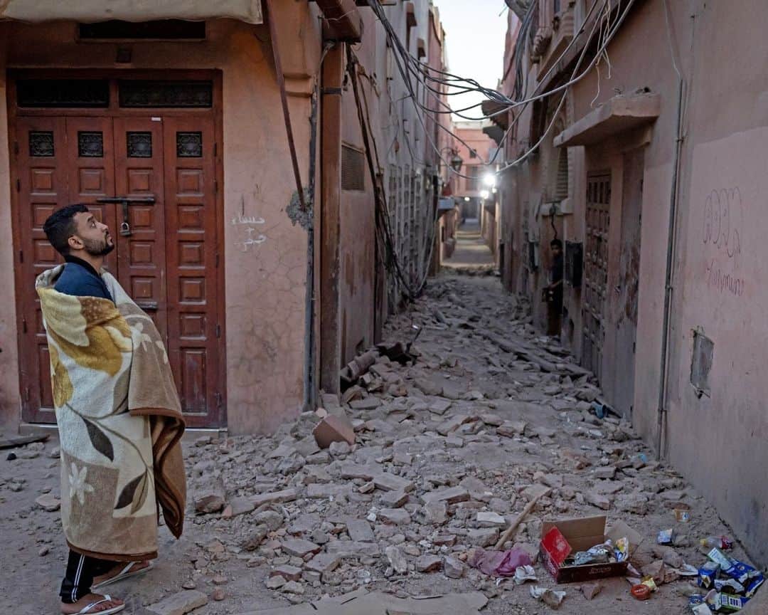 AFP通信さんのインスタグラム写真 - (AFP通信Instagram)「Morocco quake kills more than 1,300 people⁣ ⁣ A powerful earthquake that shook Morocco killed more than 600 people, officials said Saturday September 9, sending terrified residents fleeing their homes in the middle of the night.⁣ The 6.8-magnitude quake struck a mountainous area 72 kilometres (45 miles) southwest of tourist hotspot Marrakesh at 11:11 pm (2211 GMT) Friday, the US Geological Survey reported.⁣ Strong tremors were also felt in the coastal cities of Rabat, Casablanca and Essaouira.⁣ Moroccan media reported it was the most powerful quake to ever hit the country.⁣ ⁣ 📷  @fadelsenna #AFP⁣ ⁣#Quake #earthquake」9月9日 17時58分 - afpphoto