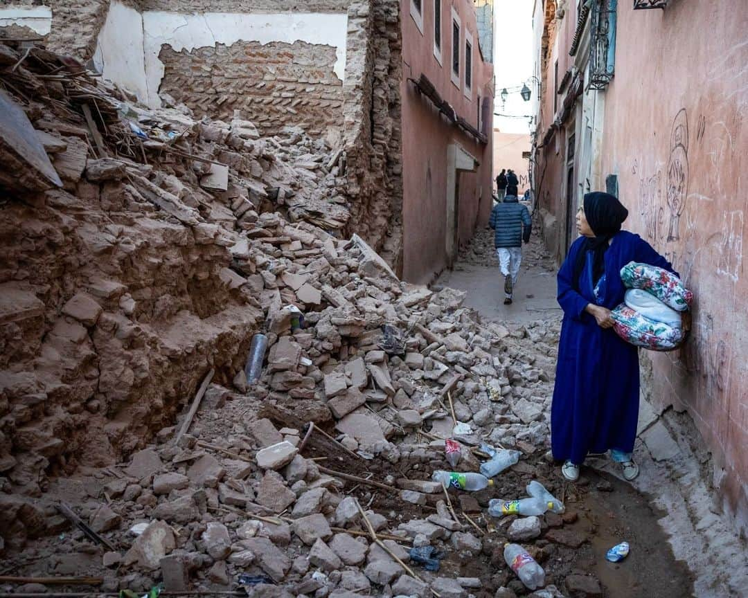 AFP通信さんのインスタグラム写真 - (AFP通信Instagram)「Morocco quake kills more than 1,300 people⁣ ⁣ A powerful earthquake that shook Morocco killed more than 600 people, officials said Saturday September 9, sending terrified residents fleeing their homes in the middle of the night.⁣ The 6.8-magnitude quake struck a mountainous area 72 kilometres (45 miles) southwest of tourist hotspot Marrakesh at 11:11 pm (2211 GMT) Friday, the US Geological Survey reported.⁣ Strong tremors were also felt in the coastal cities of Rabat, Casablanca and Essaouira.⁣ Moroccan media reported it was the most powerful quake to ever hit the country.⁣ ⁣ 📷  @fadelsenna #AFP⁣ ⁣#Quake #earthquake」9月9日 17時58分 - afpphoto