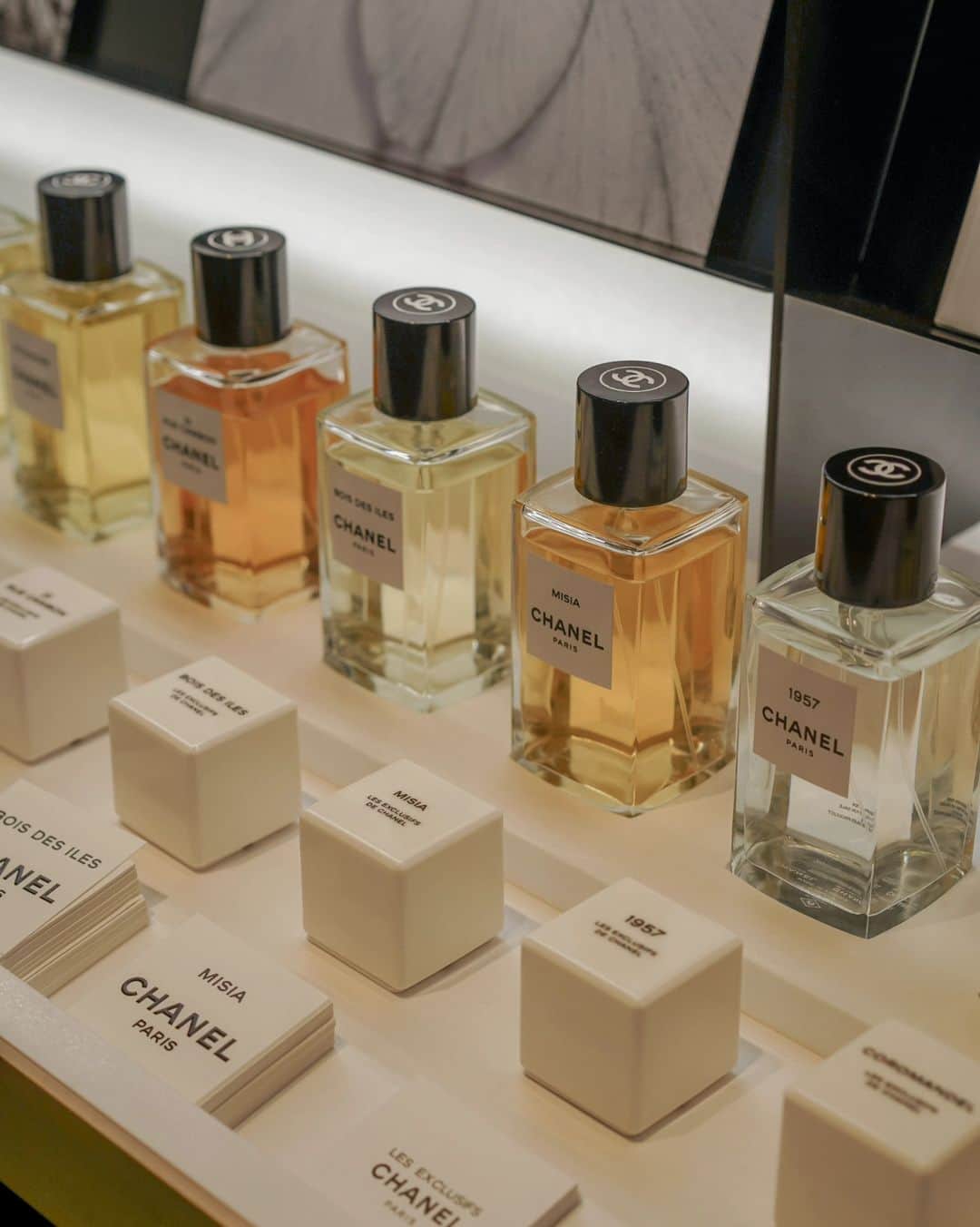 Mariko Kuoさんのインスタグラム写真 - (Mariko KuoInstagram)「Finding my perfect scent 🖤  I had the pleasure of exploring Les Exclusifs de CHANEL Fragrances at their new Battersea Power Station boutique the other day. This is an exclusive collection of scents that evoke a chapter from the story of Gabrielle Chanel.  They are all emotive fragrances which are both timeless and unique.   @chanel.beauty」9月9日 17時59分 - marikokuo