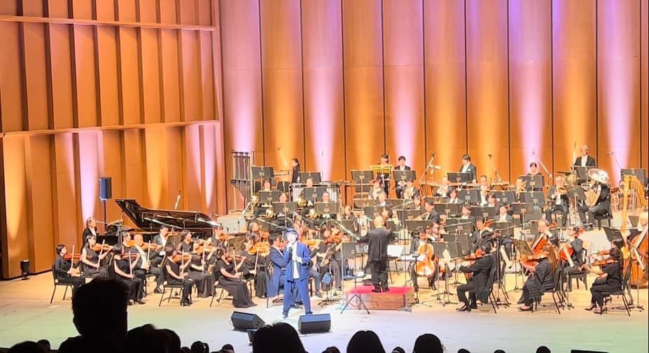 ナオト・インティライミのインスタグラム：「⠀ ¡VIVO con una orquesta por primera vez en mi vida!  En Kioto.  Fue un gran evento gubernamental.  ーーー  生まれて初めての オーケストラの生演奏でのLIVE！ 気持ちよすぎた。 文化庁が京都に移転する大きなイベントにて。」