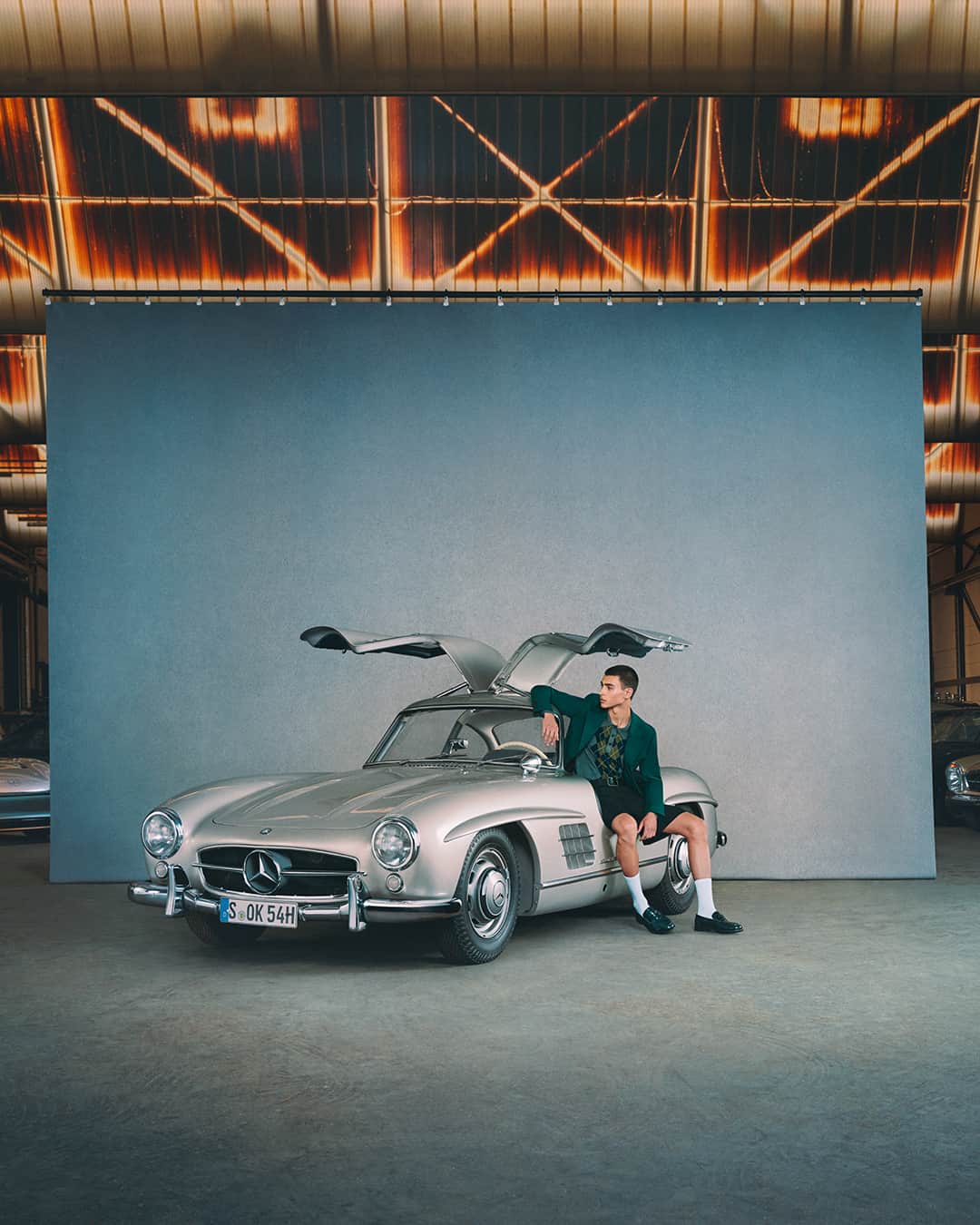 のインスタグラム：「スタイルは、廃れない。1954年に生まれた300SL 「ガルウィング 」は、自動車の美しさを再定義しました。ガルウィングと時代を切り開く技術を備えた、軽量スポーツモデルのアイコンです。  時代をリードする充実のラインアップを、これからも。  詳しくはハイライトをチェック。  #DefiningClass #Gullwing #300SL #MercedesBenz」