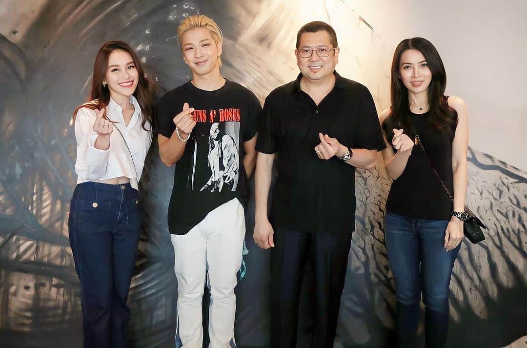 アユ・ティンティンのインスタグラム：「환영합니다 오빠 @__youngbae__ 😍✌🏻 너무 감사하고 반가워요 🤩❤️ @lmacindonesia 화이팅 오빠 👏🏻🥰」