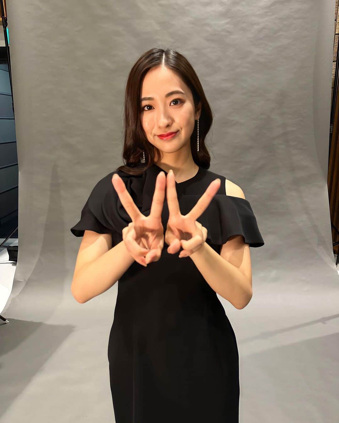 TBSアナウンサー公式のインスタグラム：「田村真子です！ . 9/10(日)よる7時〜『VIVANT緊急生放送150分SP』で川島さんと一緒にMCを務めます🐈‍⬛ 豪華キャストの方々も出演しますよ✨ . すっかりVIVANTにハマりまくっている私、 皆さんからどんなお話が聞けるのか 今からワクワクです！ . 9時半〜はそのまま第9話の放送ですよ😳 ぜひ一緒にVIVANTを楽しみましょう！！ . #tbs #アナグラム  #田村真子 #アナウンサー #vivant #生放送」